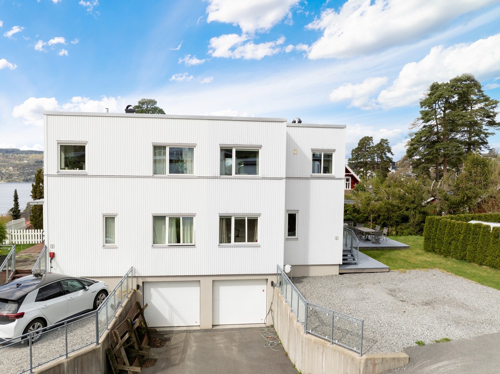 Fasaden sett fra øst. Garasjeport til høyre følger boligen. Galleribilde