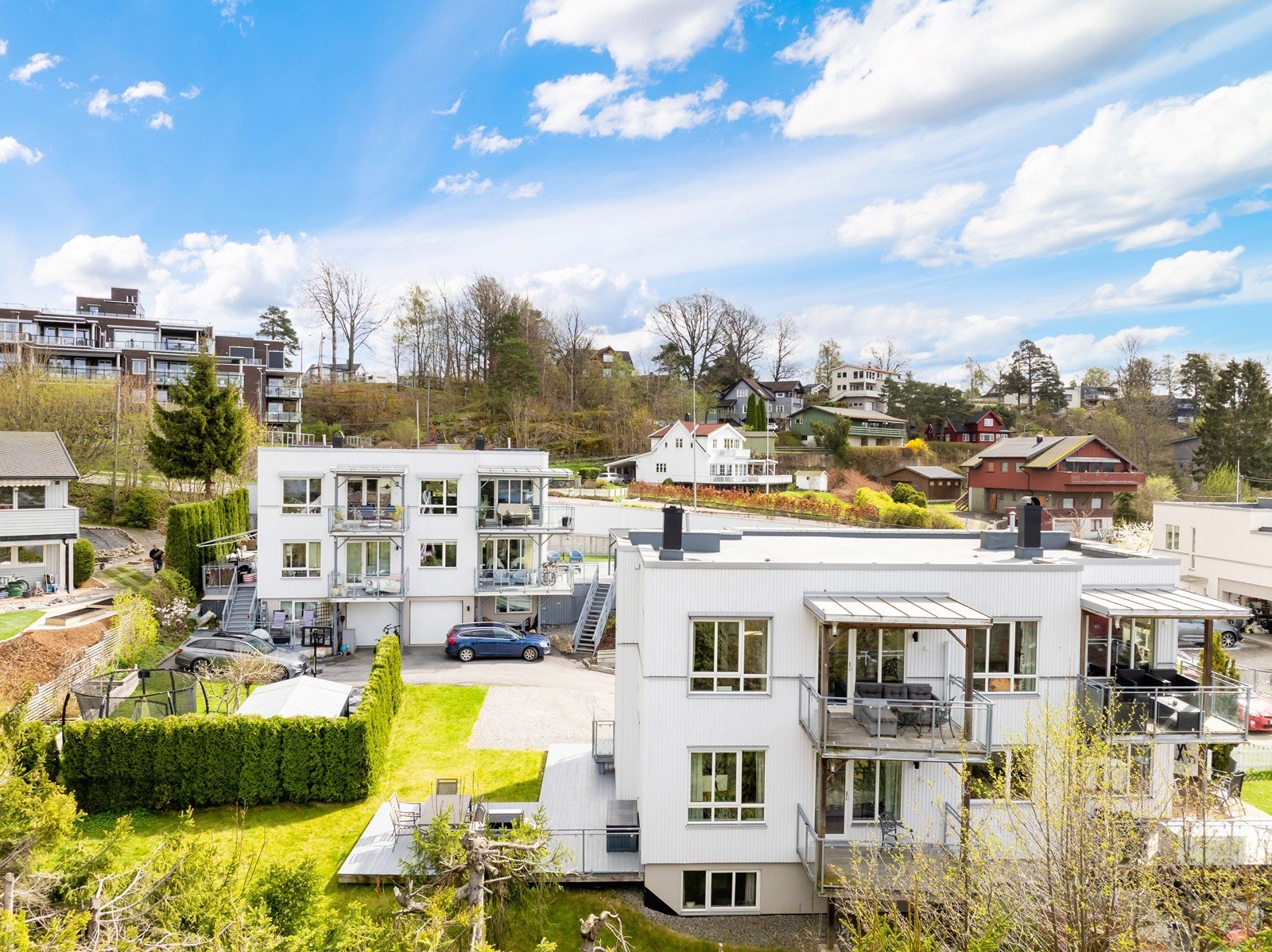 Fasadebildet tatt fra vest - To balkonger i tillegg til terrasse. Galleribilde