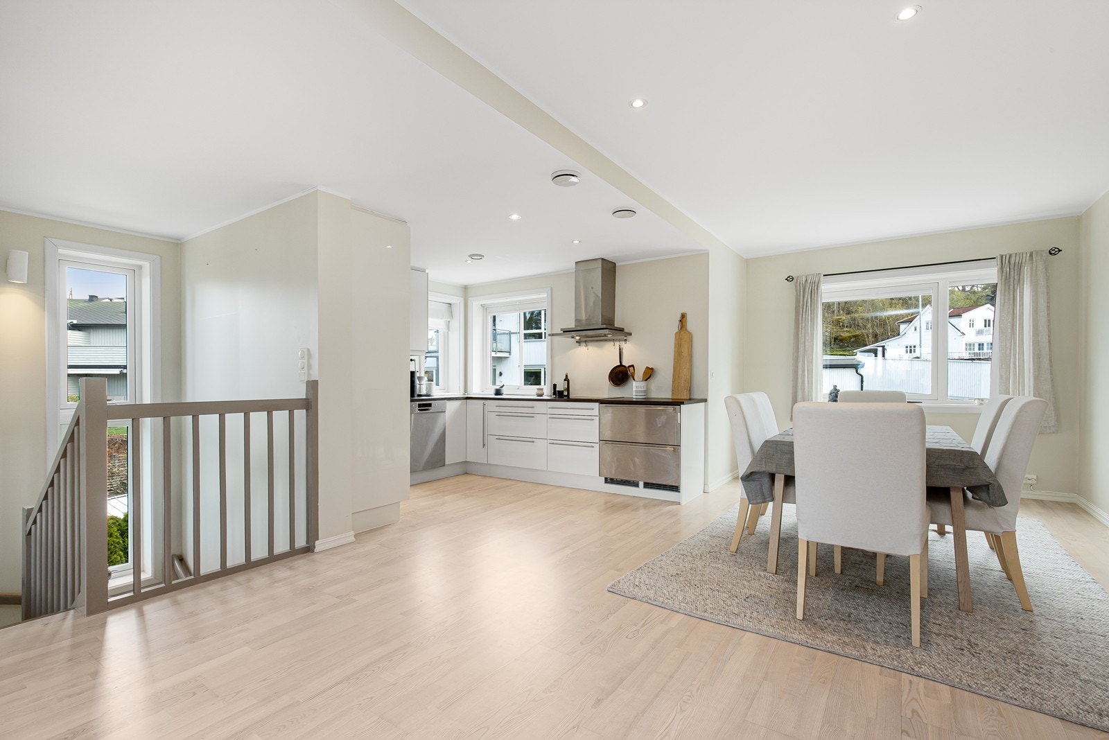 Spisestue og kjøkken i åpen løsning. Galleribilde