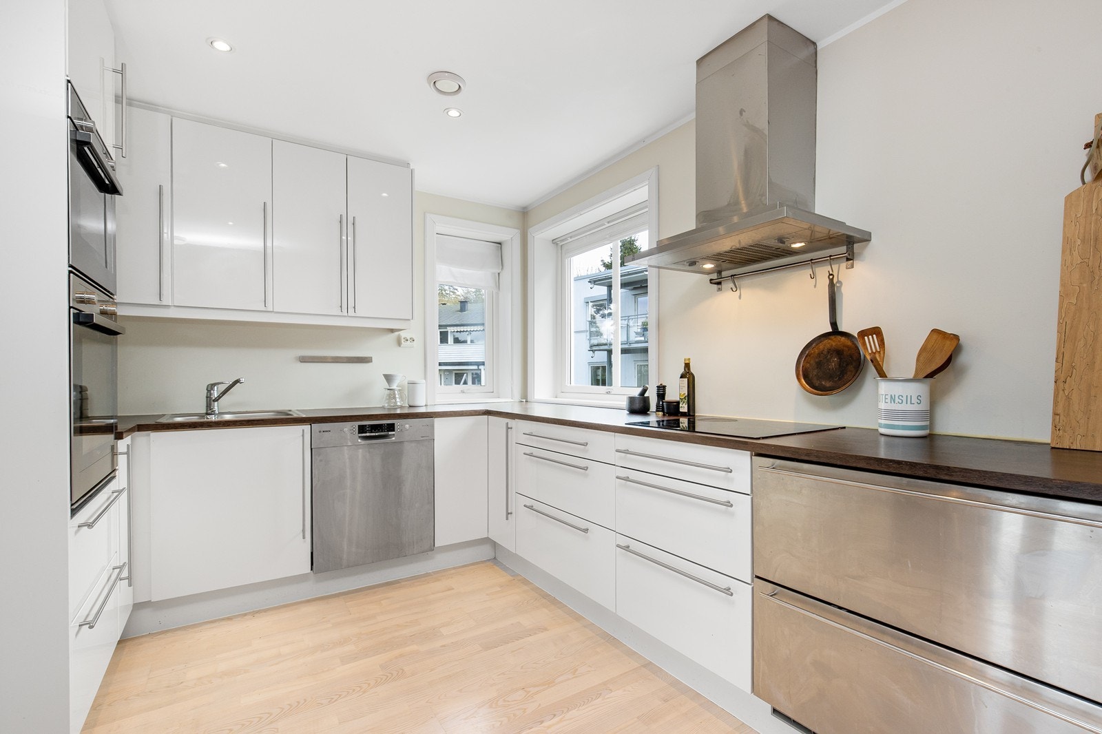 Kjøkken med integrerte hvitevarer - 2 stk. kjøleskuffer. Galleribilde