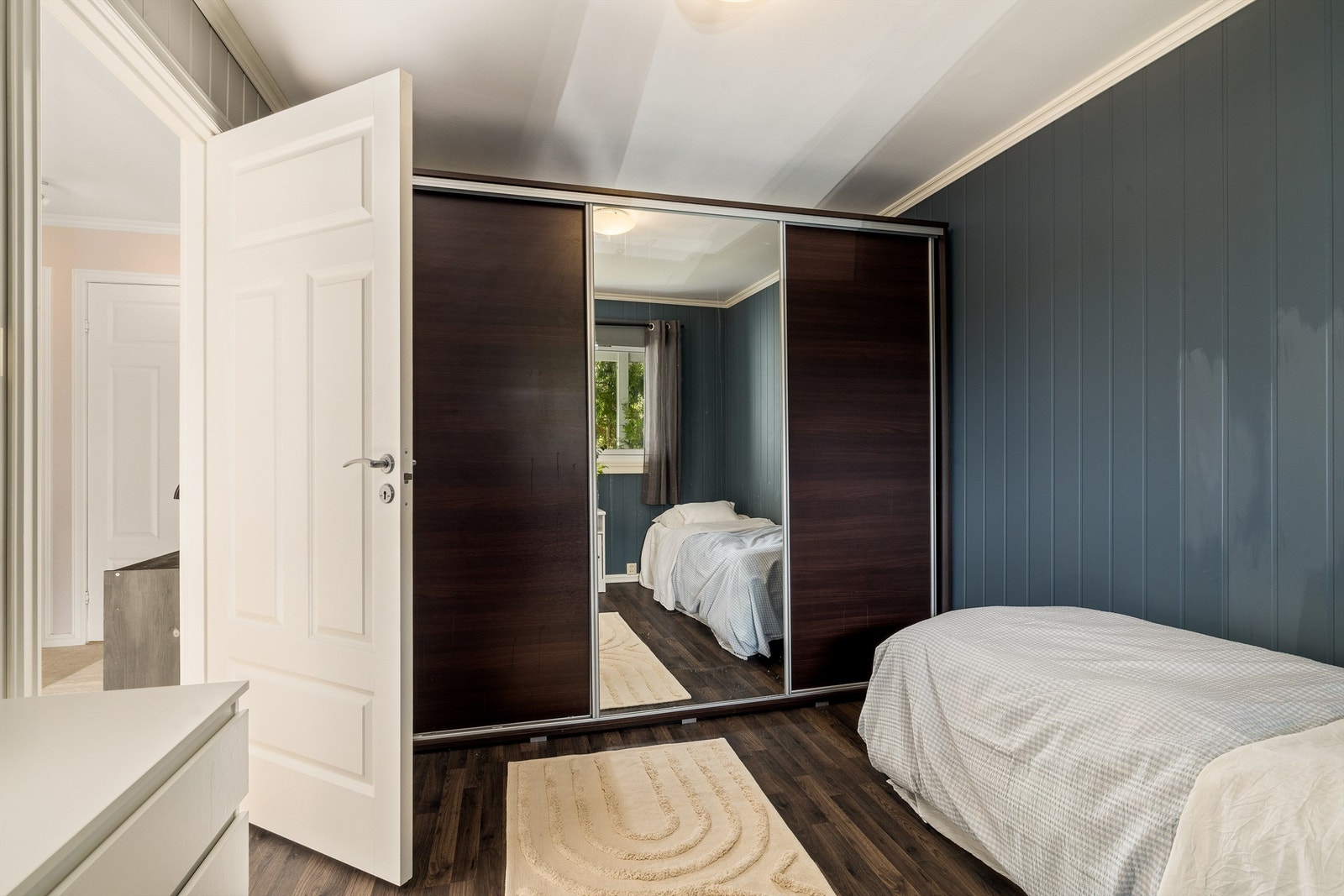 Godt med skapplass i skyvedørsgarderobe Galleribilde