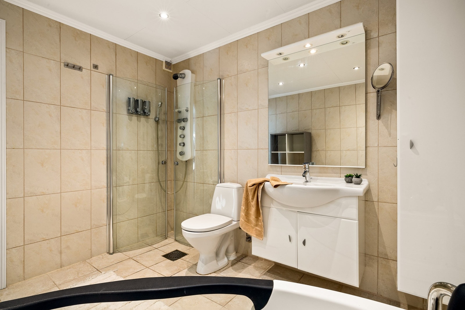 God plass til både badekar og dusjhjørne Galleribilde