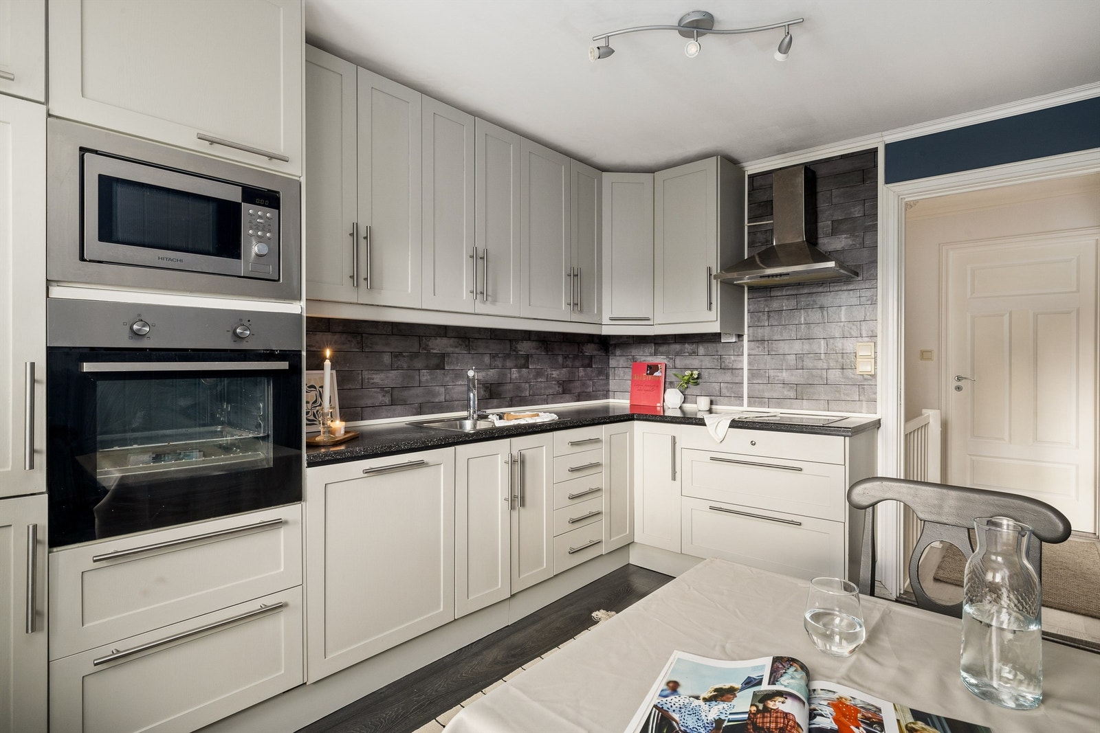 Kjøkkenet har godt med lagringsplass Galleribilde