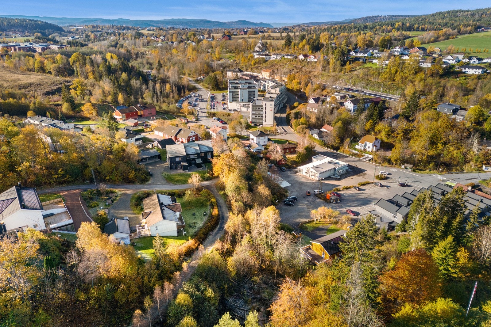 Gangavstand til buss/tog, barnehage, barneskole, ungdomsskole og videregående samt servicetilbud som svømmehall og treningssenter. Galleribilde