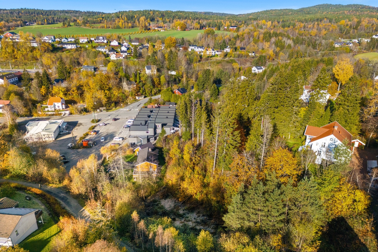 Det er gode solforhold på tomten og naturskjønne omgivelser. Galleribilde