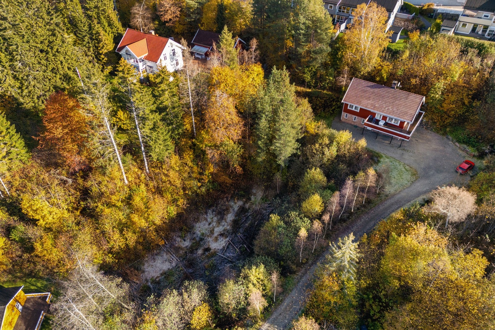 Tomten ligger usjenert til med en sentral og trygg beliggenhet. Galleribilde