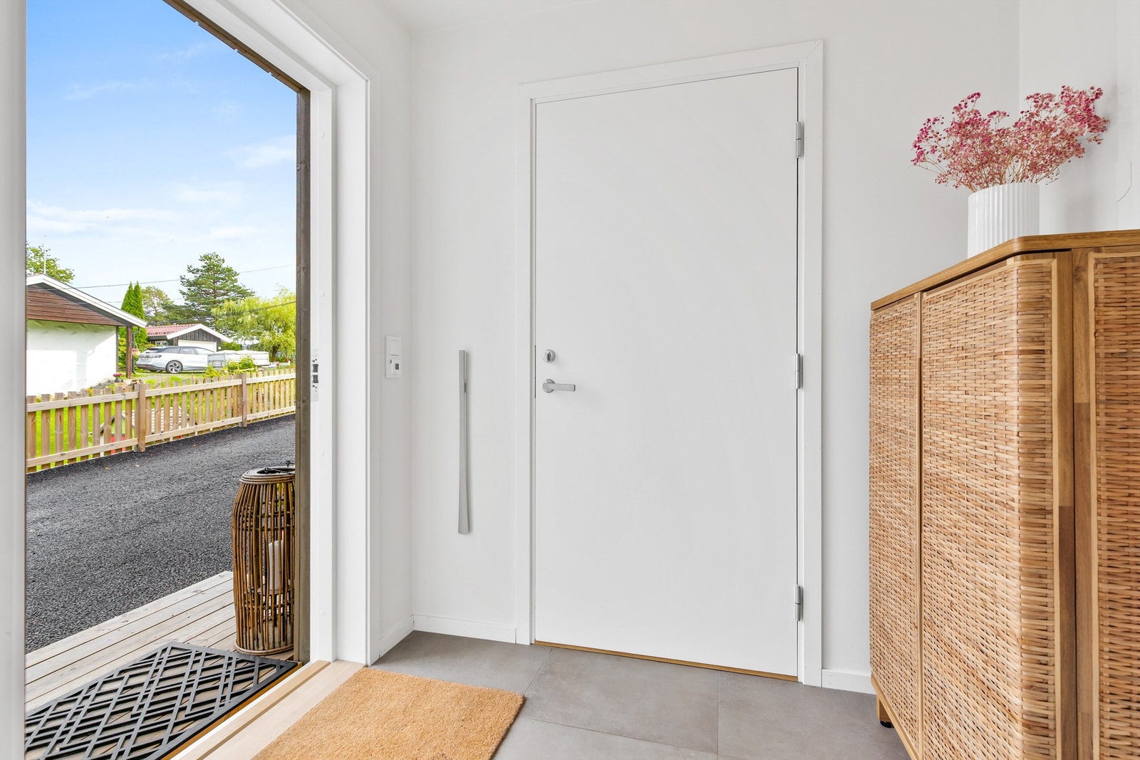 Innbydende entré med store fliser og et gjennomført moderne uttrykk. Galleribilde