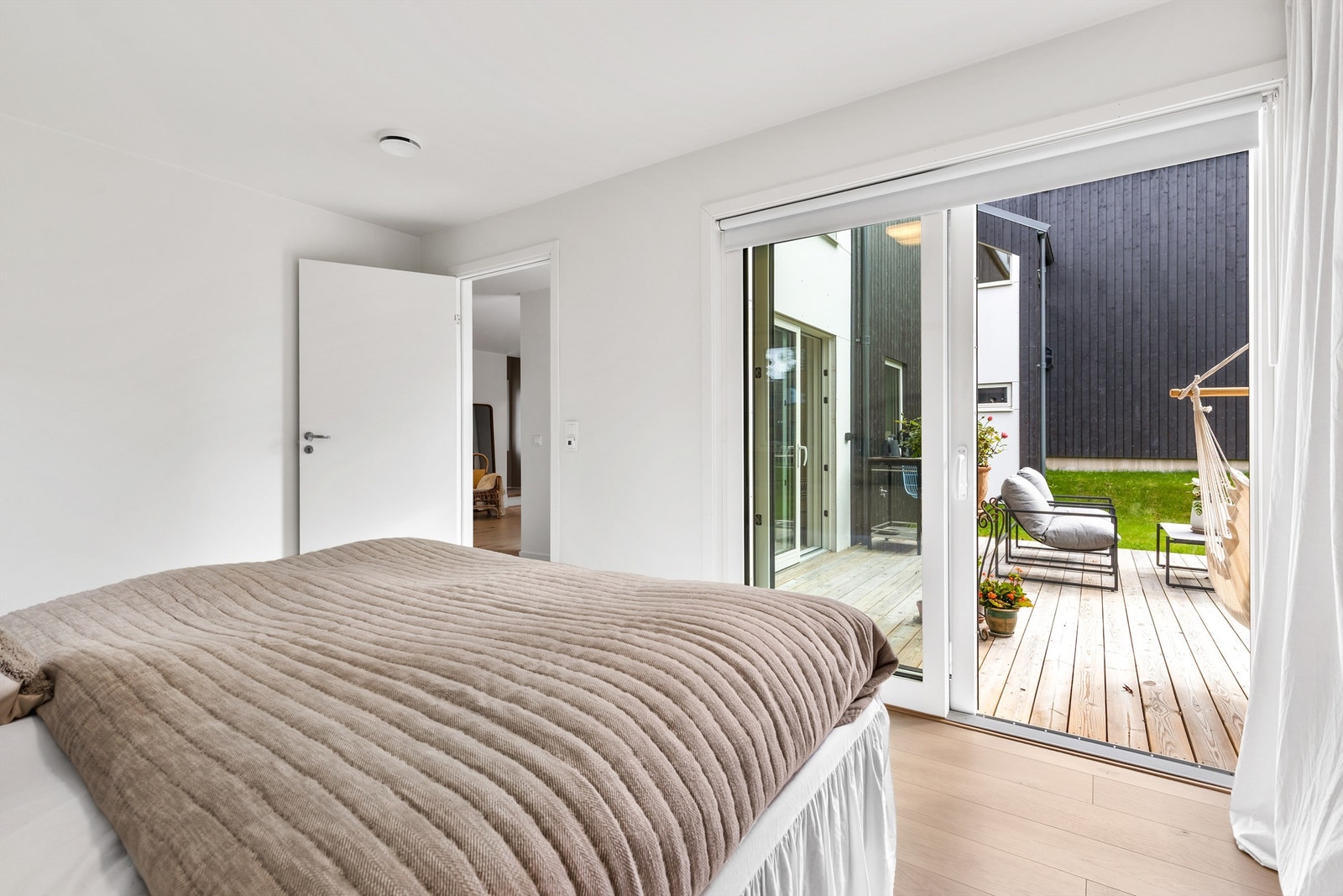 Det er 3 soverom i 1.etasje. Hovedsoverommet er av god størrelse og har plass til dobbeltseng og stort garderobeskap. Fra hovedsoverommet er det utgang til markterrassen. Galleribilde