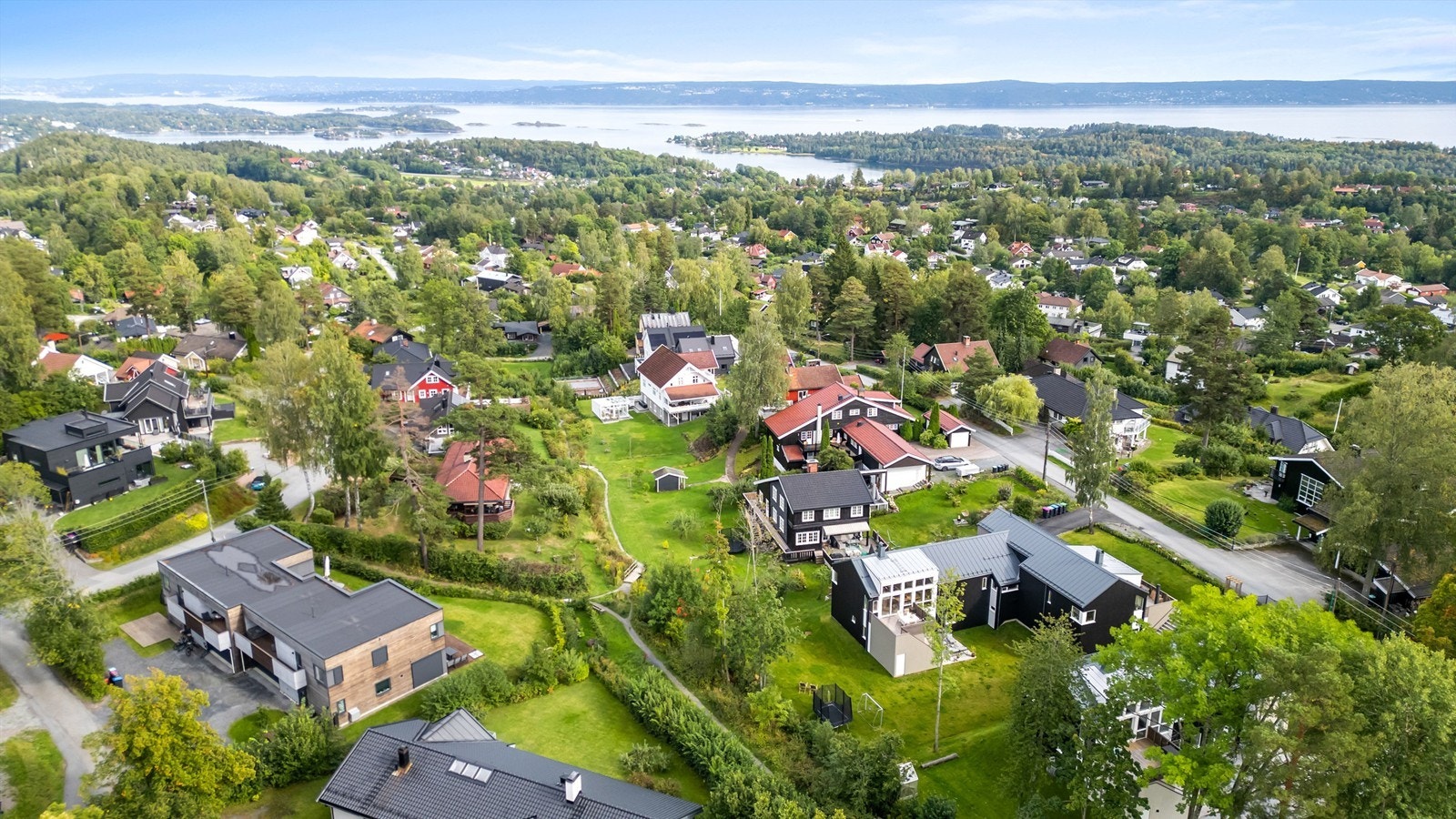 Dette er et ettertraktet og barnevennlig område. Området tilbyr utmerket offentlig kommunikasjon med både buss og tog, og har et bredt utvalg av servicetilbud. Galleribilde