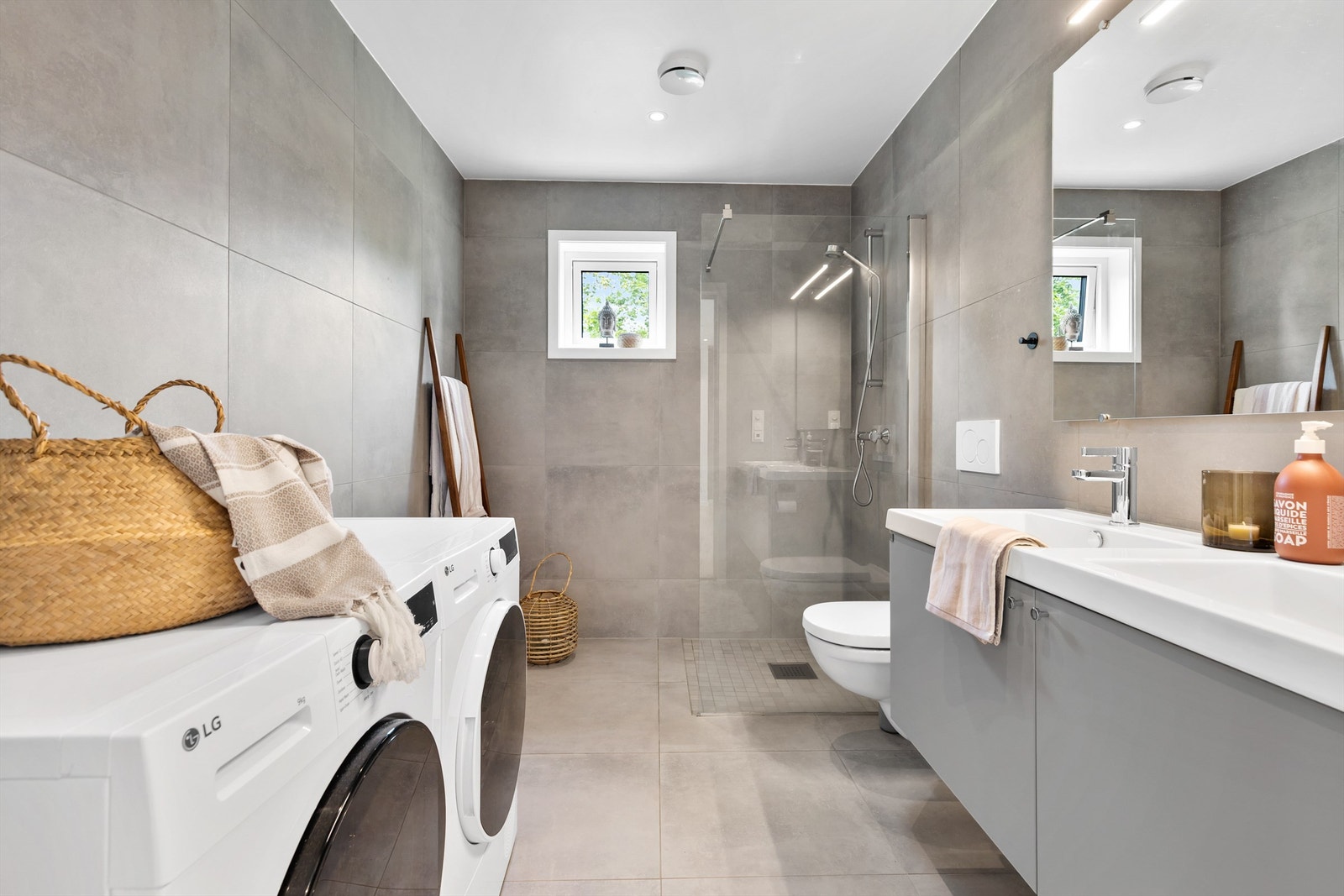 Dusjsone med delvegg av glass. Dusjarmatur tilkoblet hånddusj. Vegghengt toalett. Opplegg for vaskemaskin og tørketrommel. Mekanisk avtrekksventili himling. Galleribilde