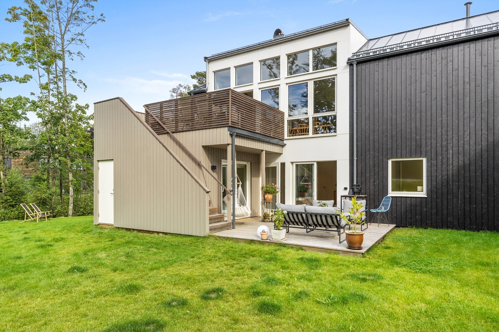 Store vindusflater og to herlige uteplasser med direkte tilgang til hagen. Galleribilde