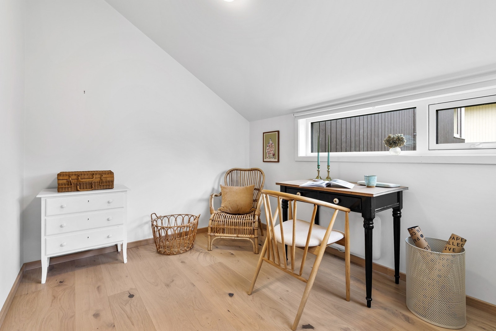 I 2.etasje er det 2 soverom som passer godt som gjesterom, barnerom eller kontor. Galleribilde