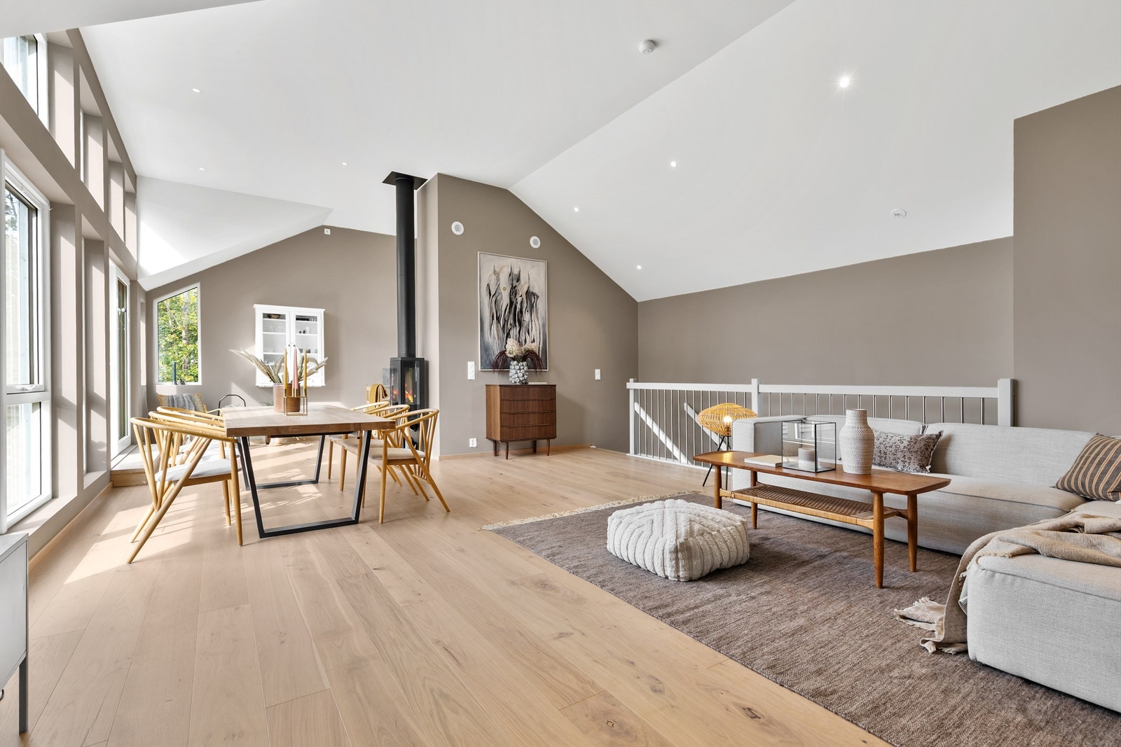 Lys og stor stue med spisestue. Galleribilde