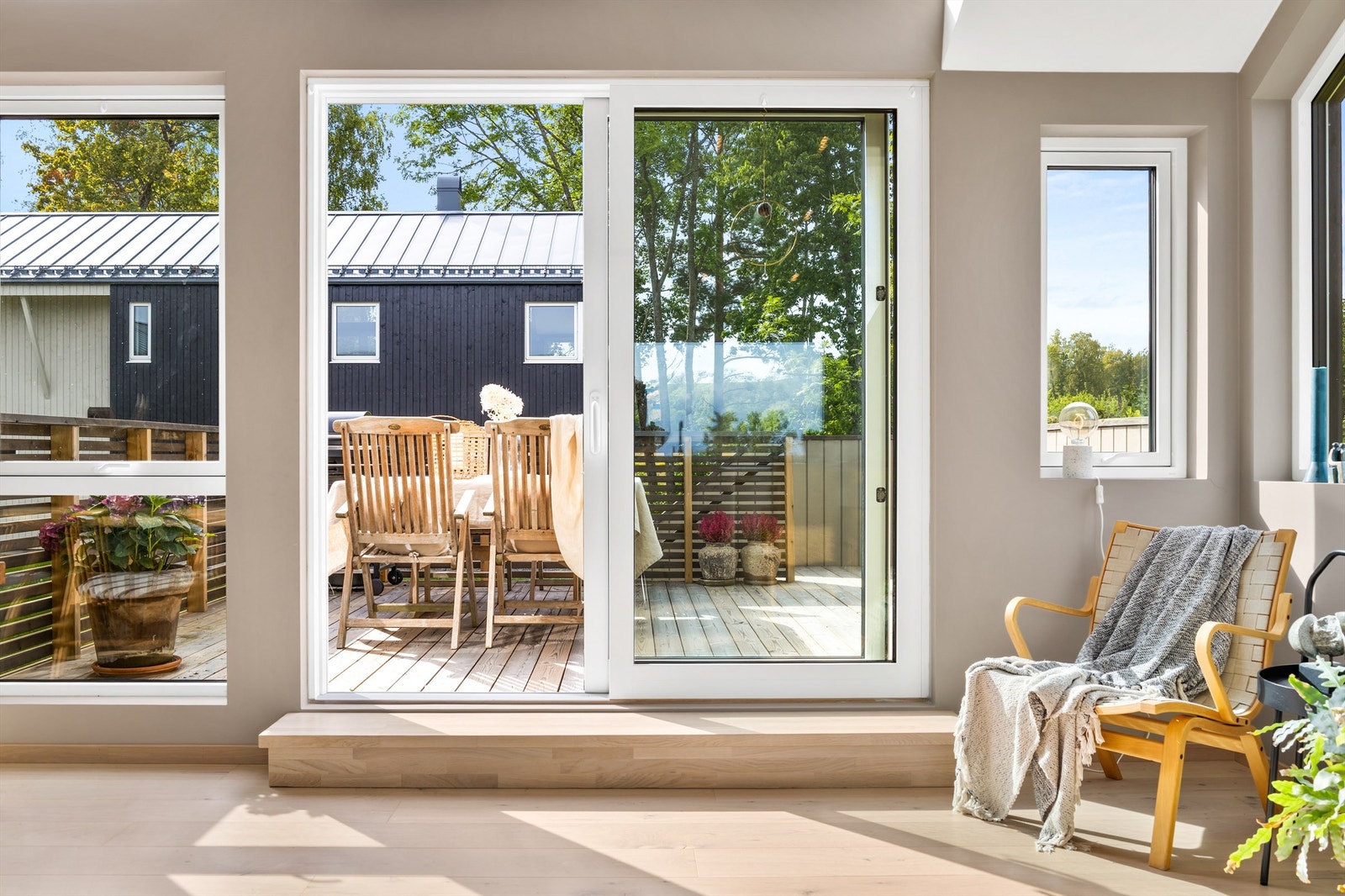 Store skyvedører visker ut skillet mellom inne og ute. Galleribilde