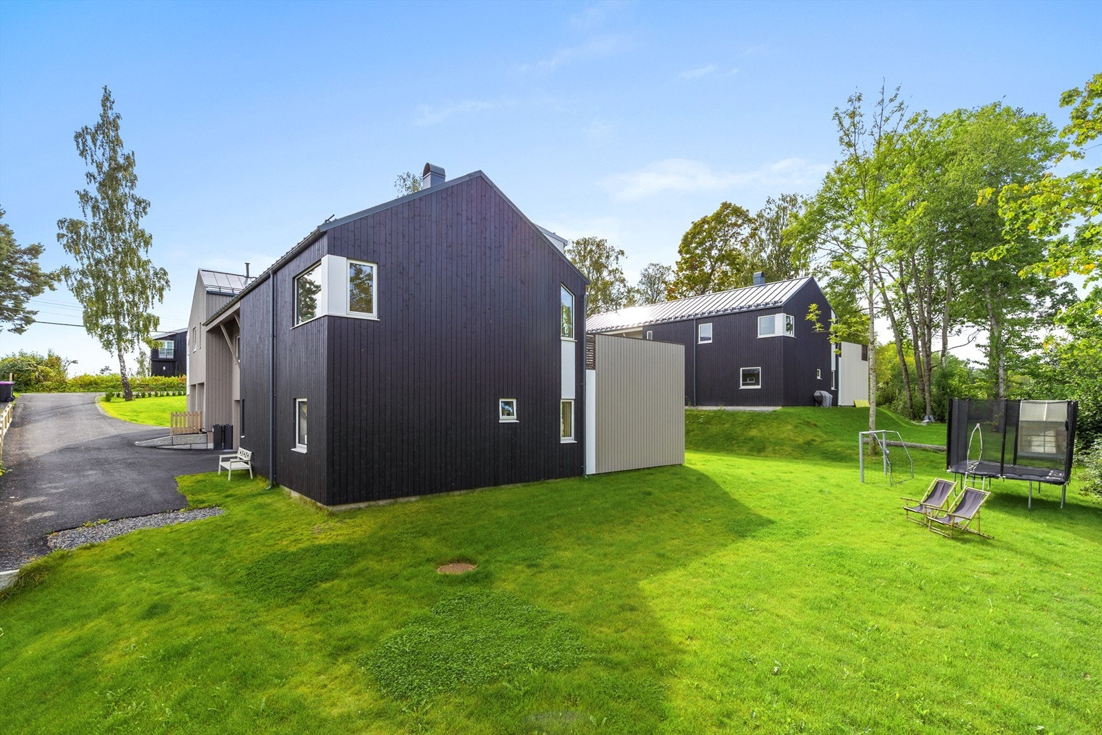 Bolig med et moderne uttrykk i grønne omgivelser. Galleribilde