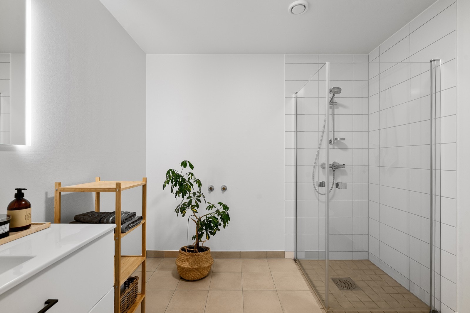 Stort dusjhjørne med innfellbare glassvegger. Her er også mulighet for badekar. Galleribilde