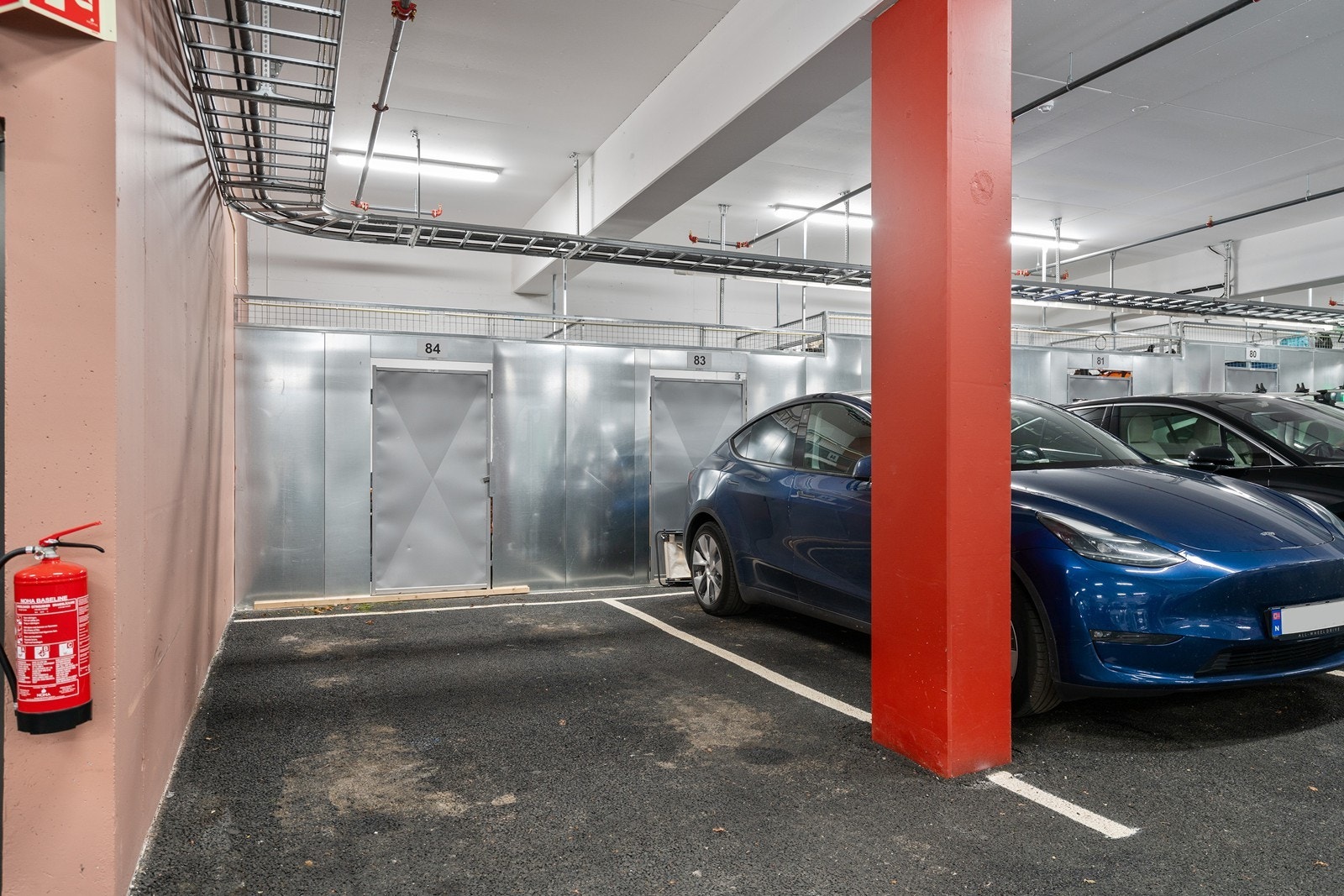 Parkeringsplass i fellesanlegg. Galleribilde