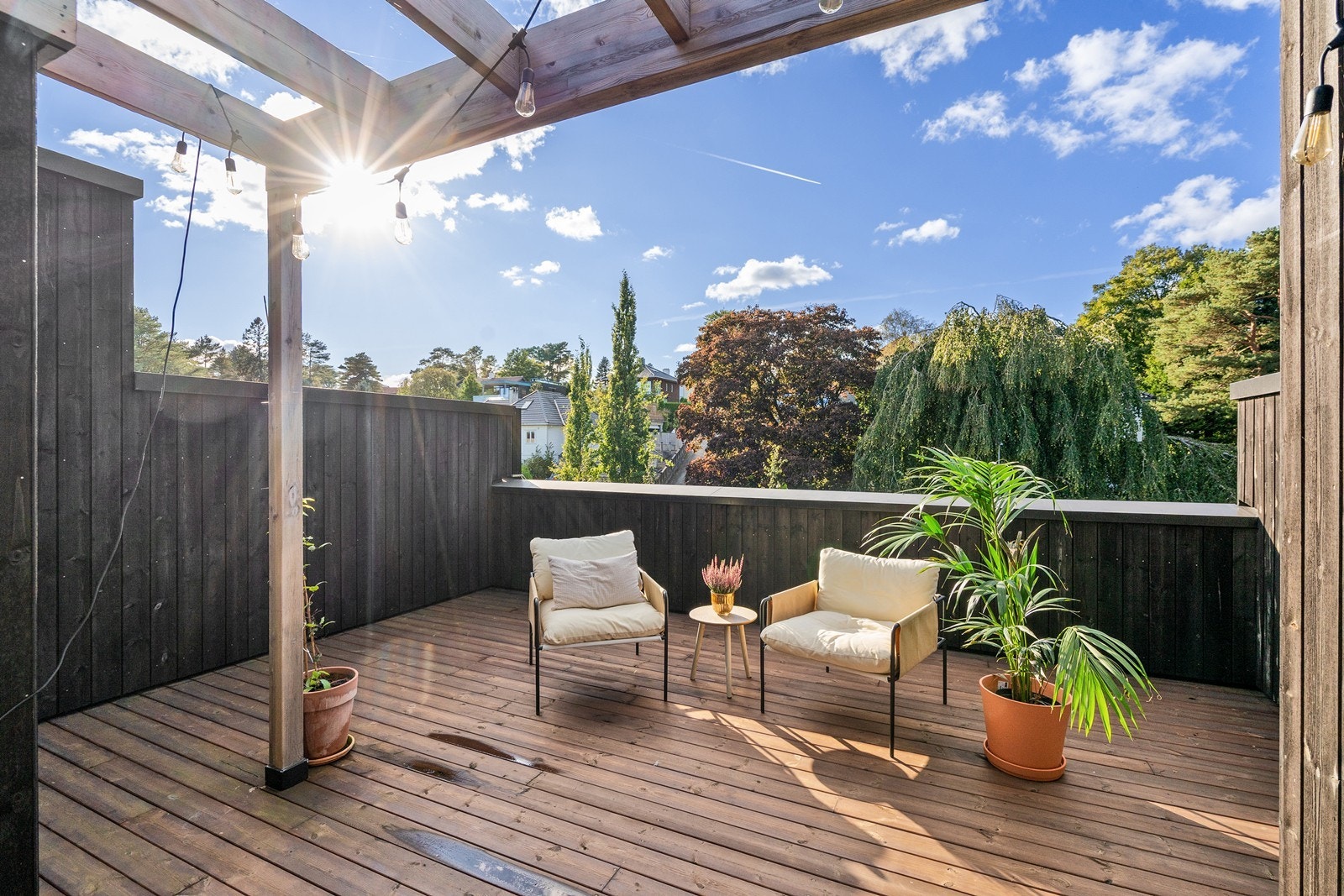 Takterrassen gir en fin forlengelse av stuen på varme sommerdager Galleribilde