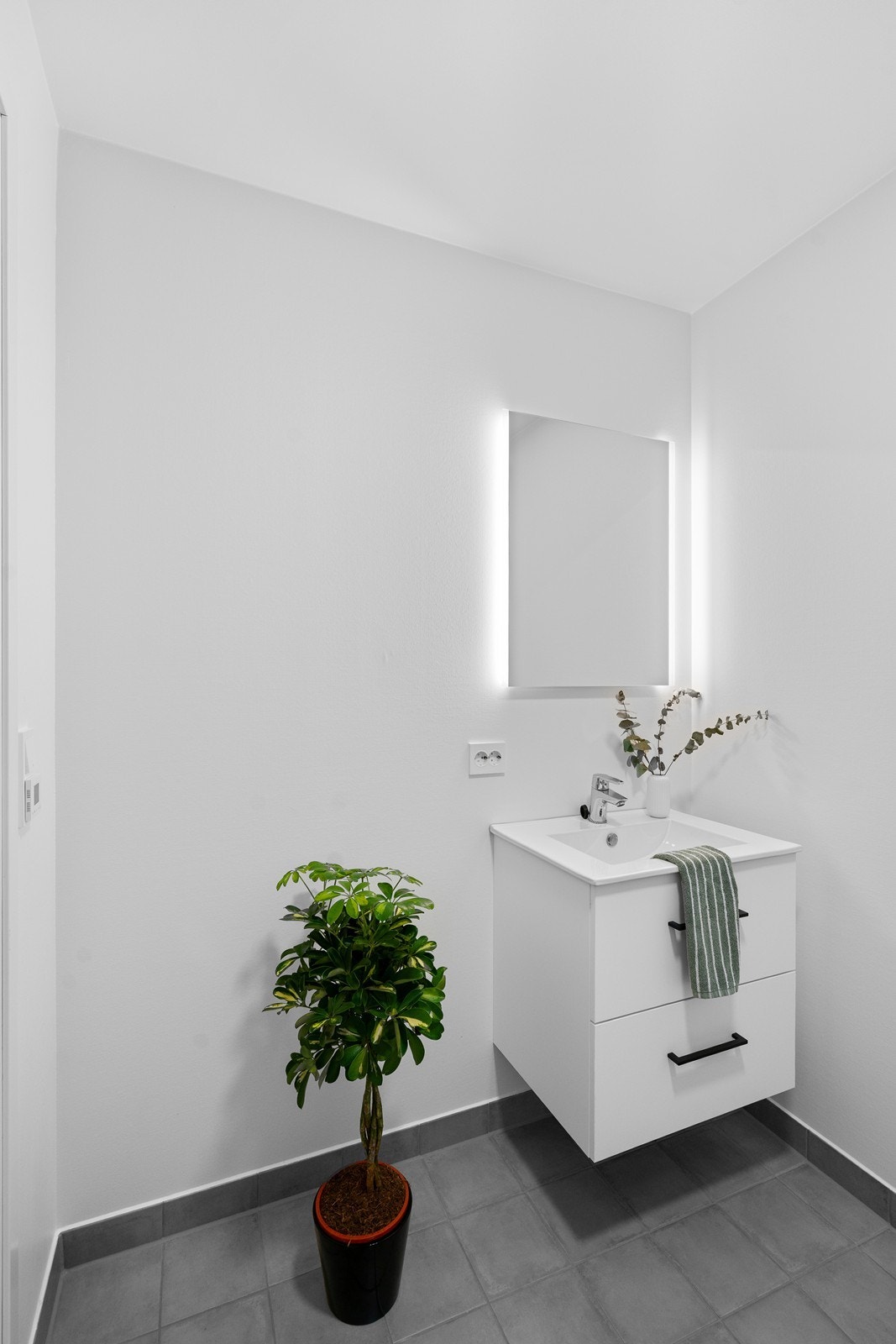 Lyst og praktisk med fliser på gulv og i dusjsonen. Galleribilde