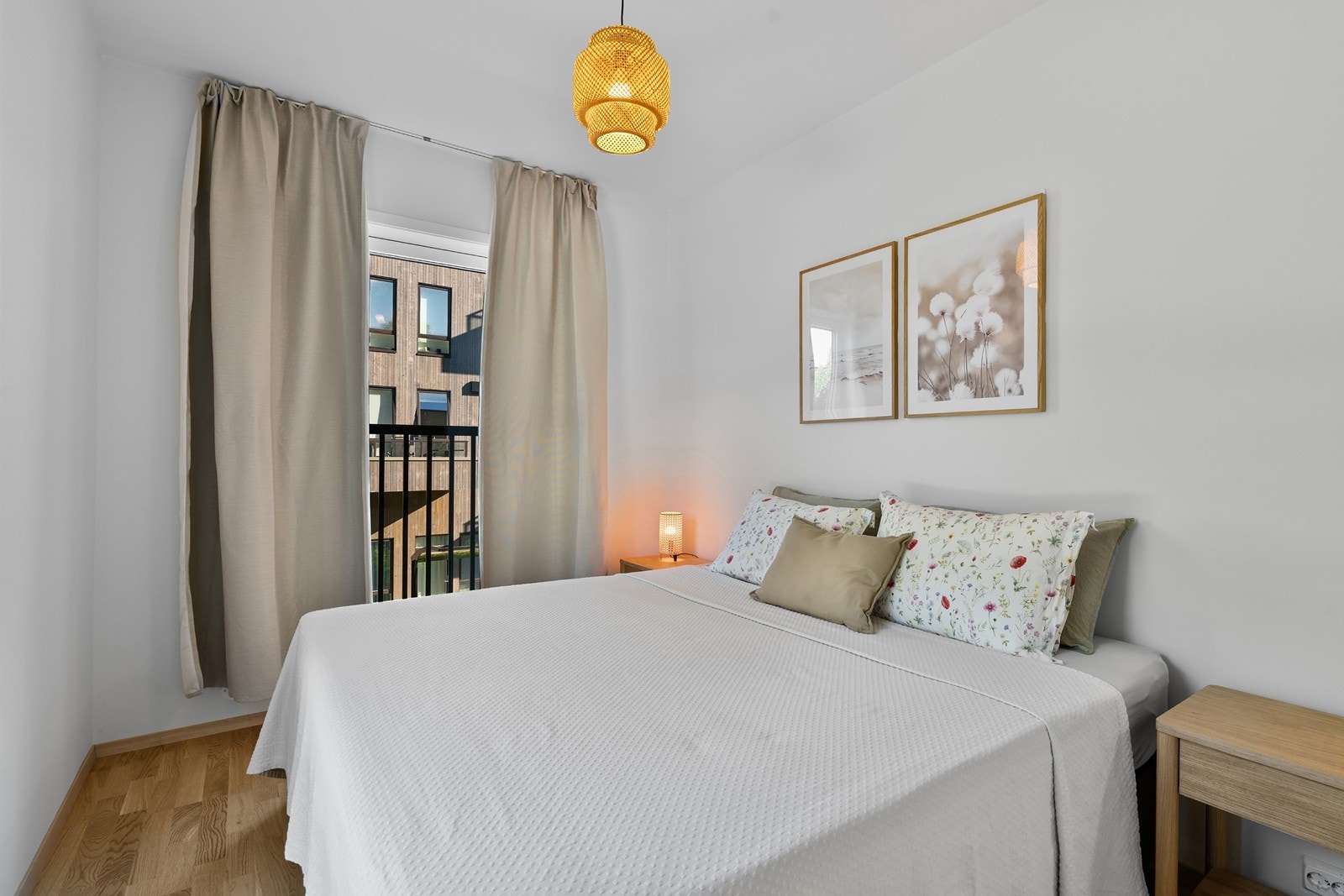 Boligen inneholder 4 romslige soverom med gode lysforhold og plass til store senger og ulike skap og hylleløsninger. Galleribilde