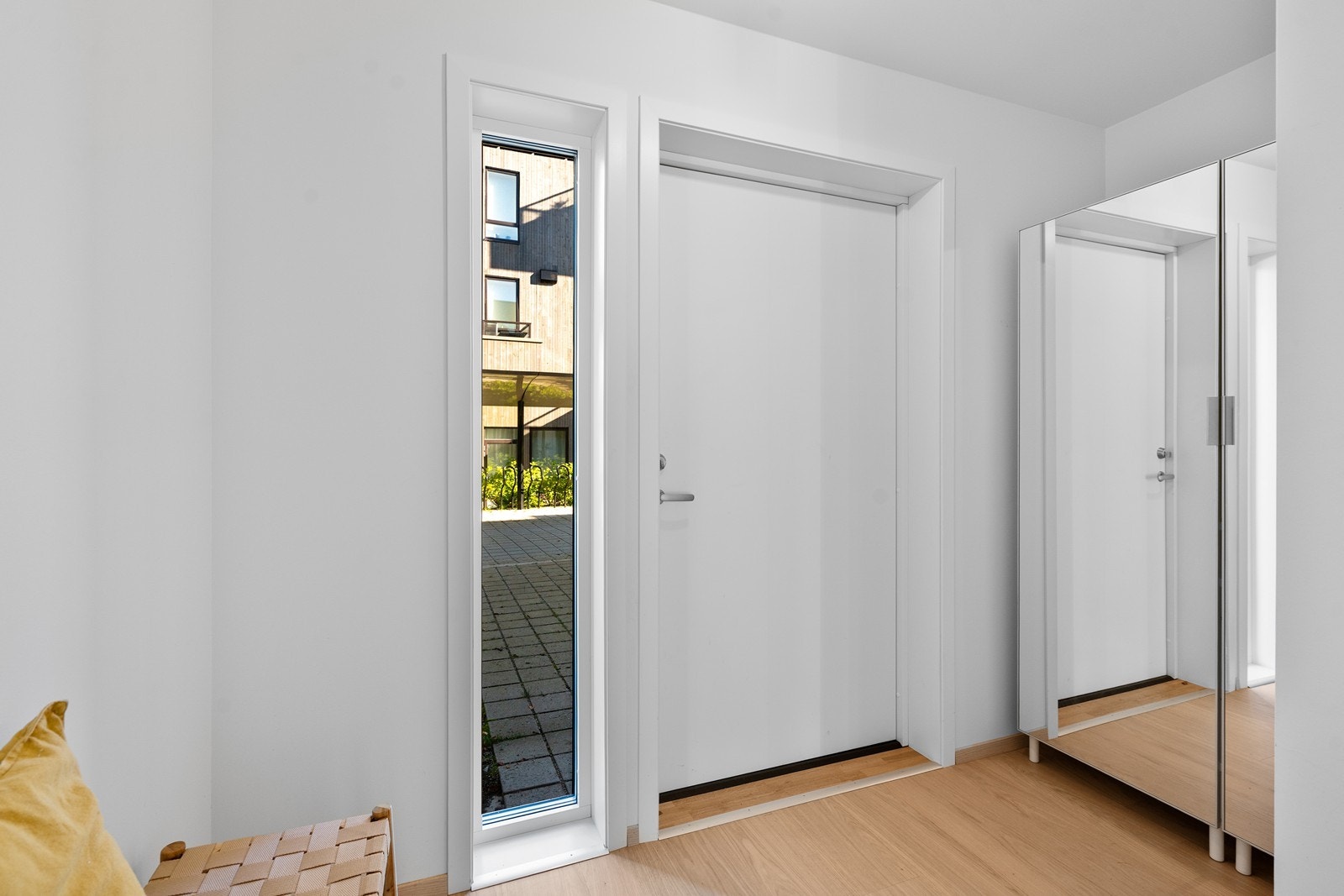 Velkommen inn! Speilgarderobe som gir både romfølelse og smarte oppbevaringsløsninger Galleribilde