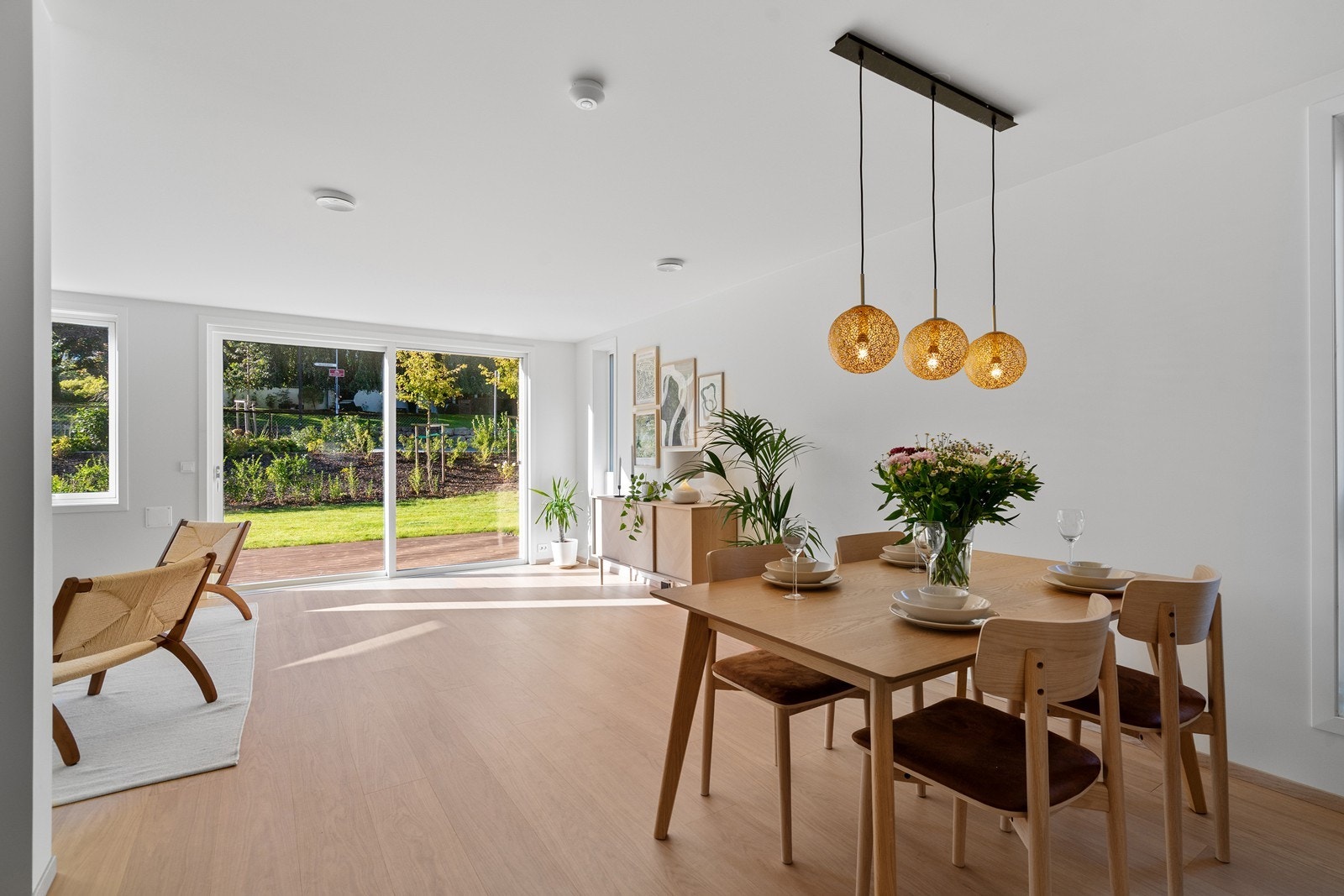 Møbleringsvennlig stue som enkelt kan tilpasses ulike stiler og innredningsløsninger. Galleribilde