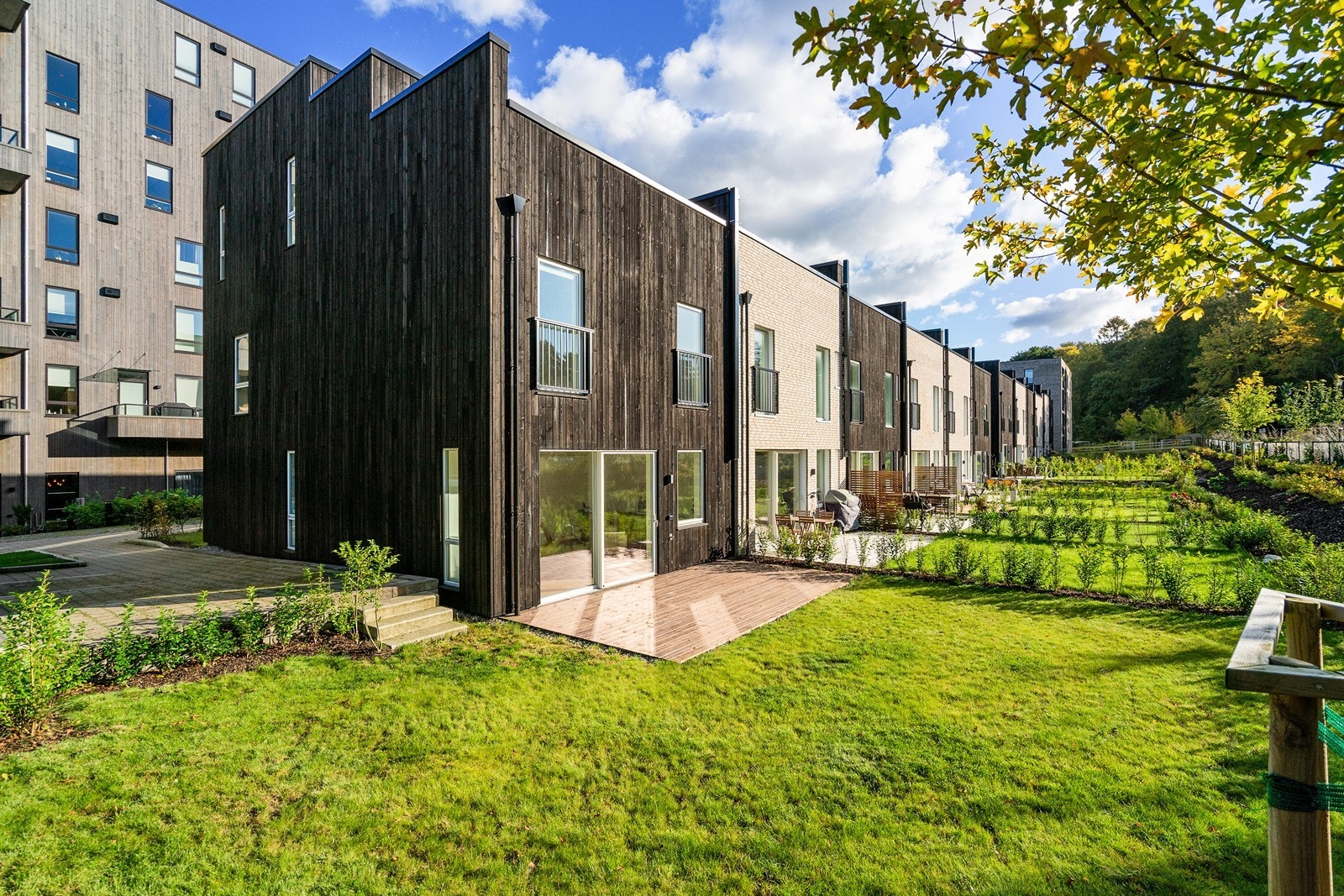 Beliggende helt på enden har man stor hage med god boltreplass for de små Galleribilde