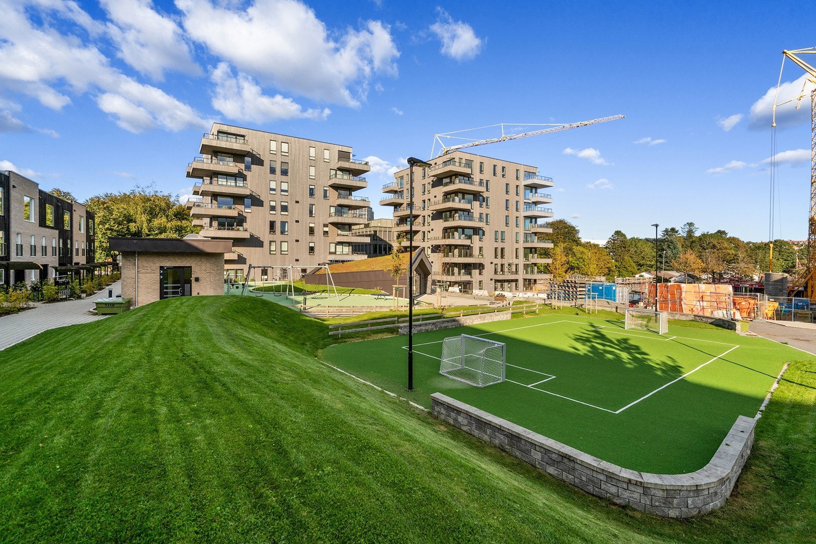 Like ved boligen er det balløkke og lekeplass for de små Galleribilde