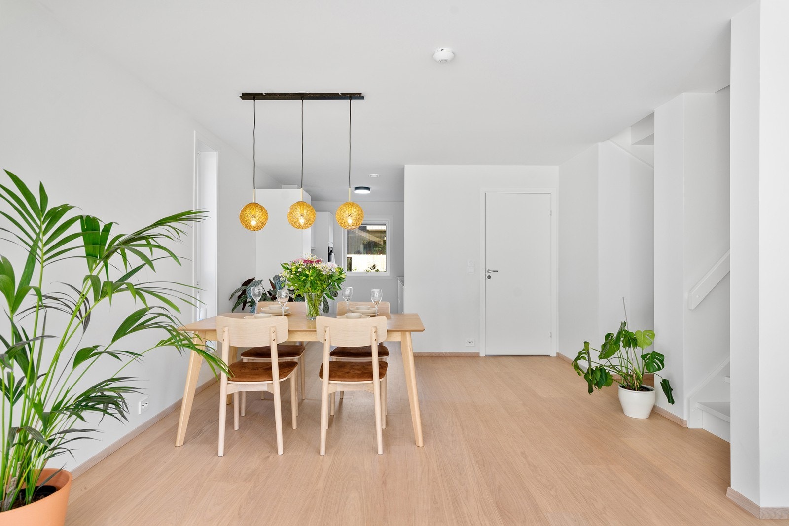 God plass til stort spisebord hvor man kan dekke til familie og venner Galleribilde