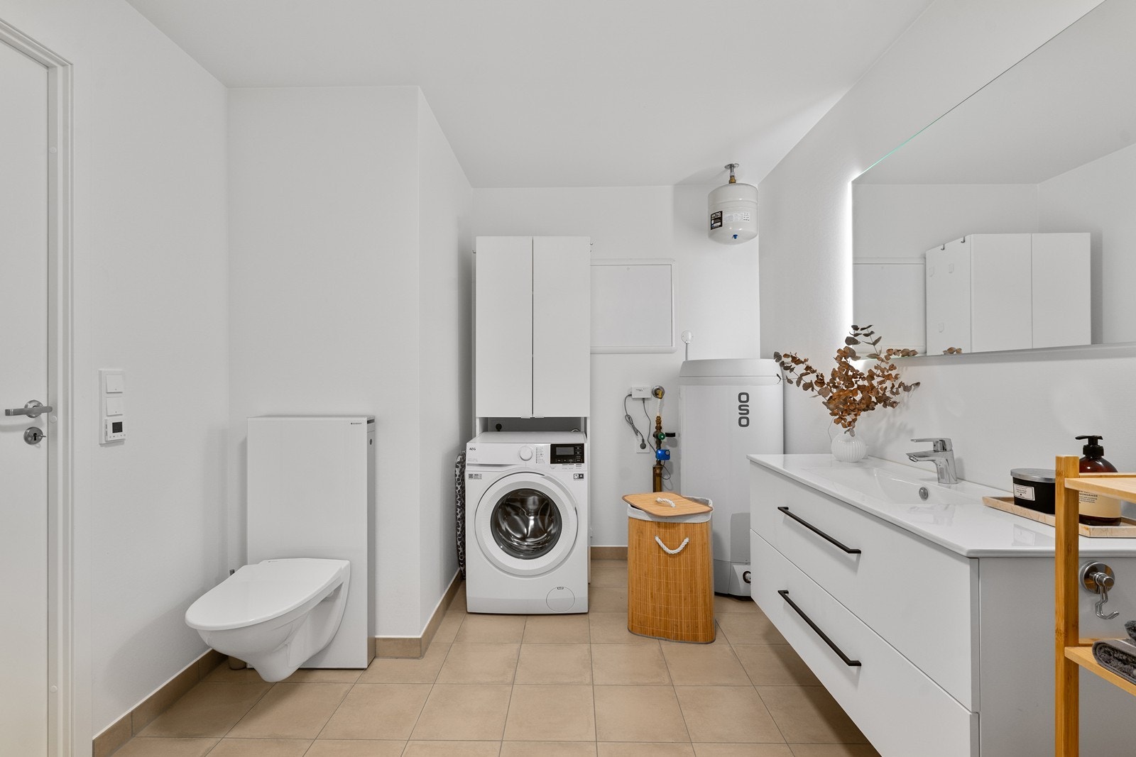 Her er vegghengt toalett og opplegg for vaskemaskin. Galleribilde