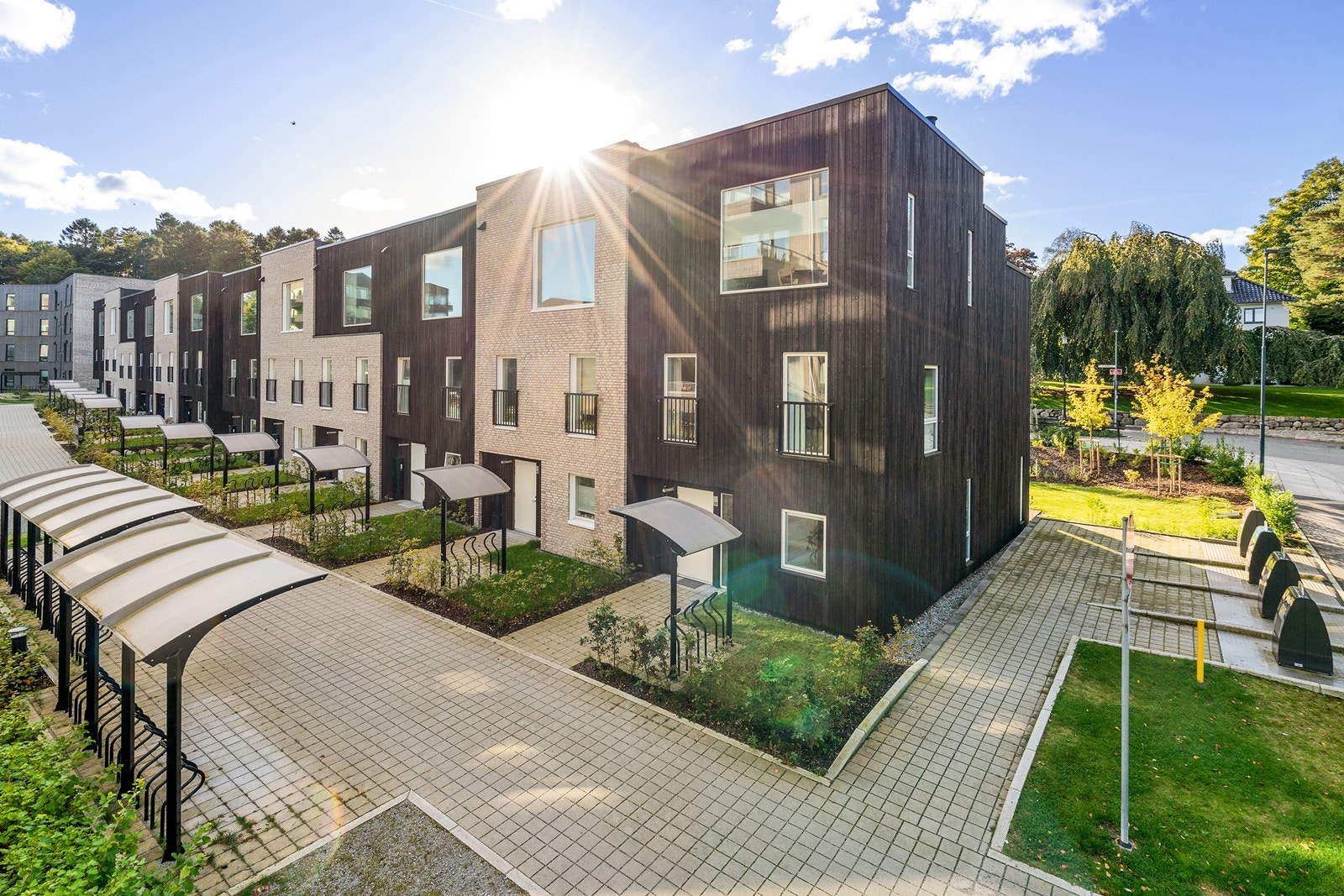 Boligen ligger helt på enden og har hage og takterrasse med ettermiddag - og kveldssol Galleribilde