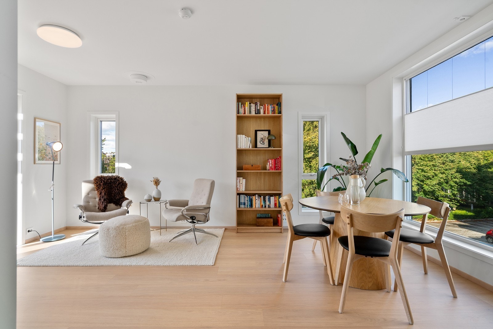 God plass til flere sittegrupper Galleribilde