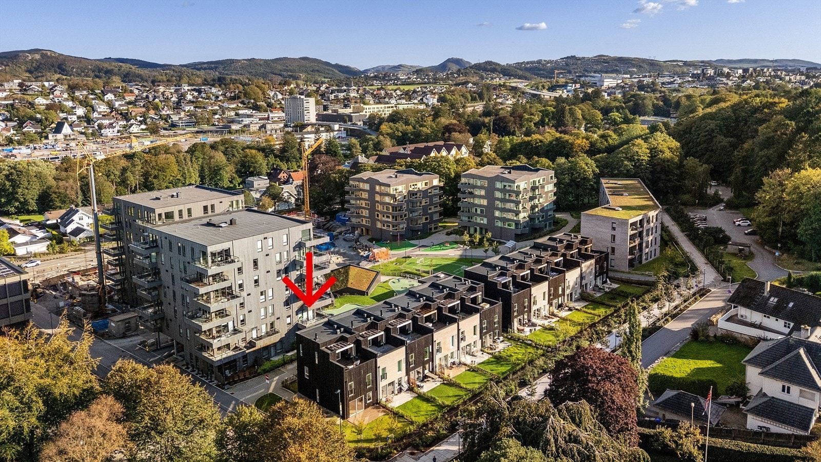 Sandved skole (1-7 KL) ligger innen 16 minutters gangavstand og Brueland barnehage 9 minutt. Dagligvarehandel kan gjøres på Kiwi Jærveien som ligger med 5 minutters gangavstand. Galleribilde