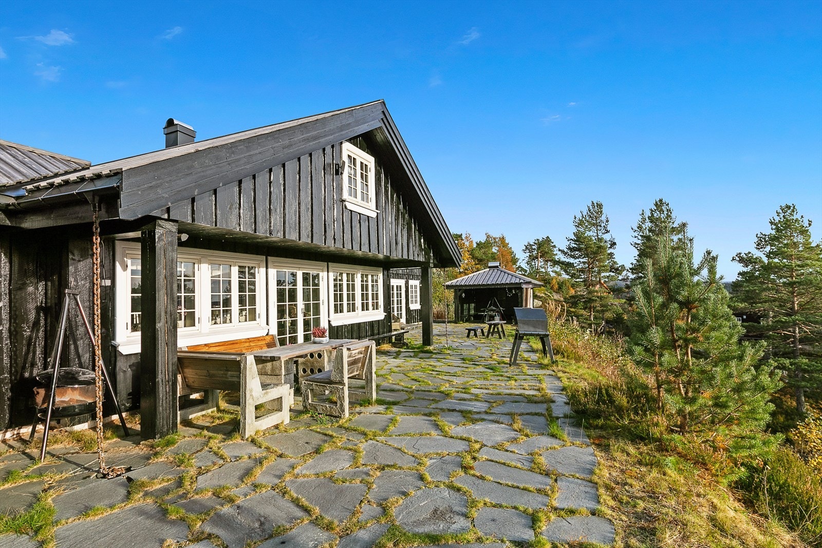 Her finner du også en koselig grillbu, samt en liten terrasse med boblebad og overbygg - perfekt for avslapning og hygge. Galleribilde