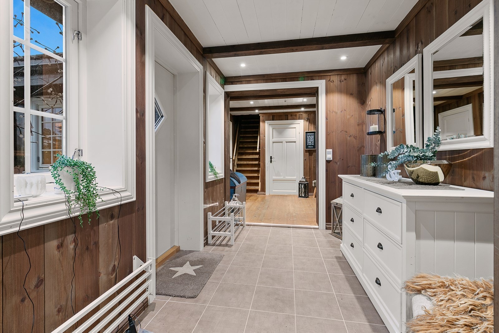 Hytta går over to plan og inneholder:
Hovedetasje: Entré, gang, stue/kjøkken, stue, bad, bad/vaskerom, badstue, mellomgang, 4 soverom og kott
Loftetasje: Loftstue og rom brukt som soverom (ikke godkjent pga lav takhøyde / ikke målbart areal). Galleribilde