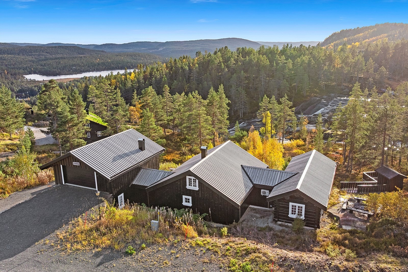 Hytta har fine turområder, fiskevann og badeplass i Skogbuelva like ved som kan benyttes sommer, høst og vår. Galleribilde