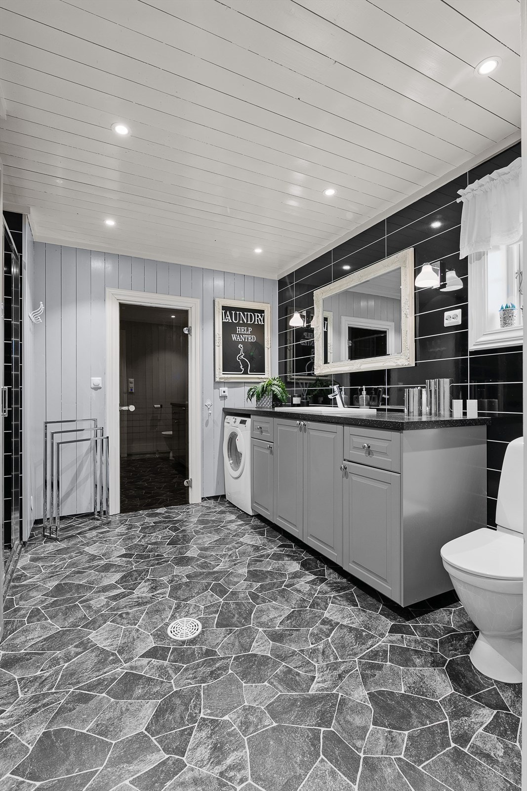 Bad 1: Kombinert bad- og vaskerom med varmekabler, dusjnisje, servant og plass til vaskemaskin. Galleribilde