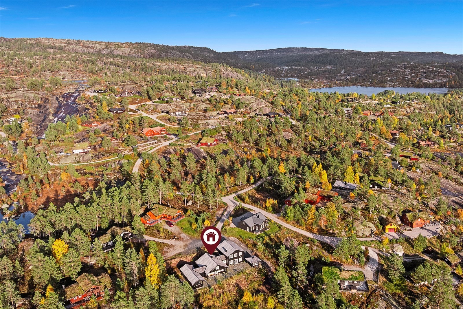 Stort hyttetun med høy standard og dobbel garasje! Fine uteplasser med grillplass og boblebad. Galleribilde