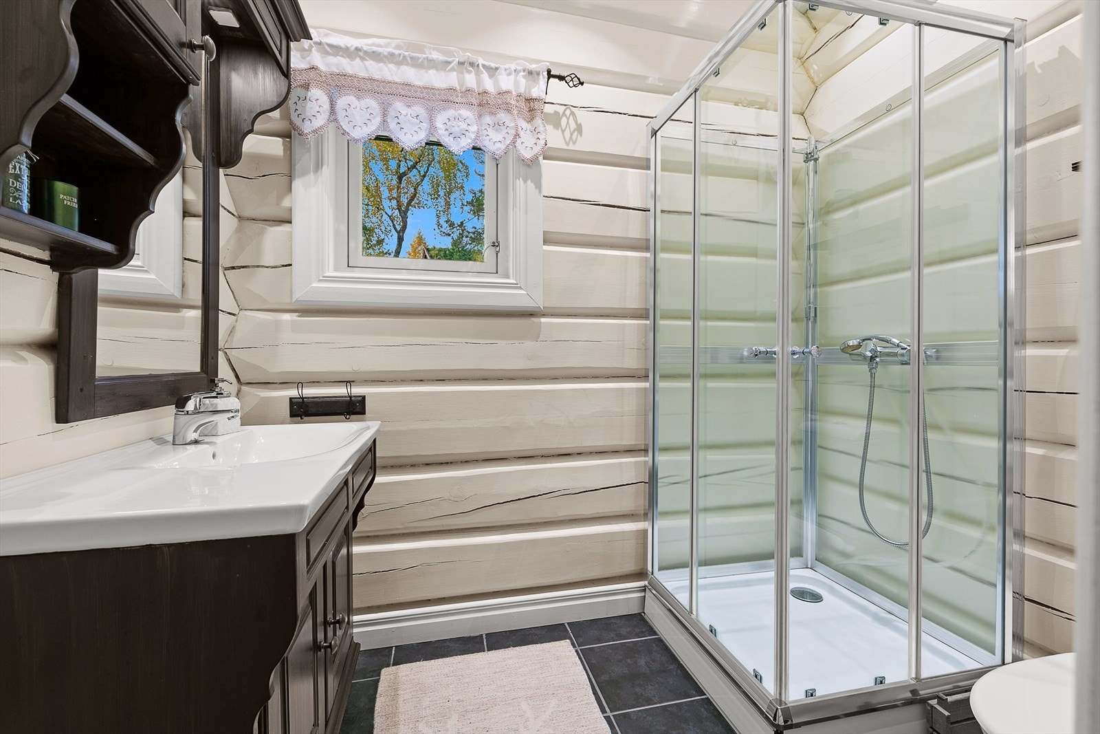 Bad 2: I den opprinnelige delen - flislagt gulv, dusjkabinett, servant og toalett. Galleribilde