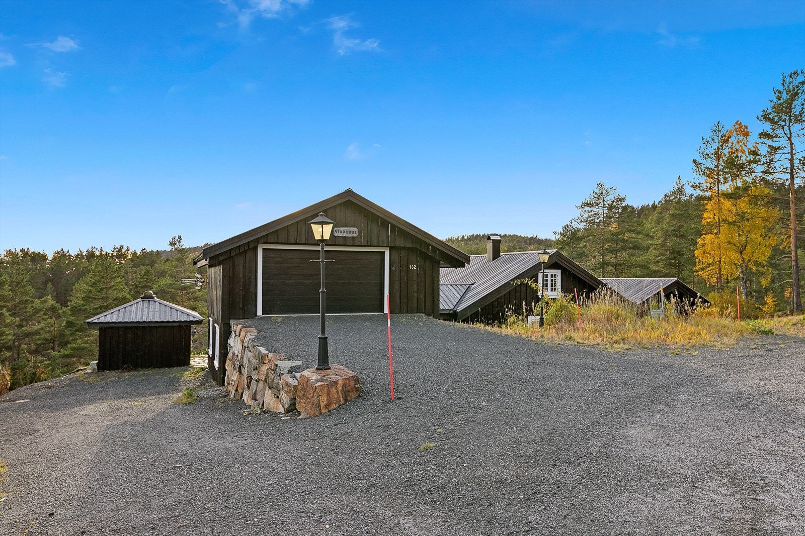 Stor, pent opparbeidet tomt med gruset innkjørsel, solide støttemurer og en innbydende, hellelagt uteplass vendt mot sydvest Galleribilde