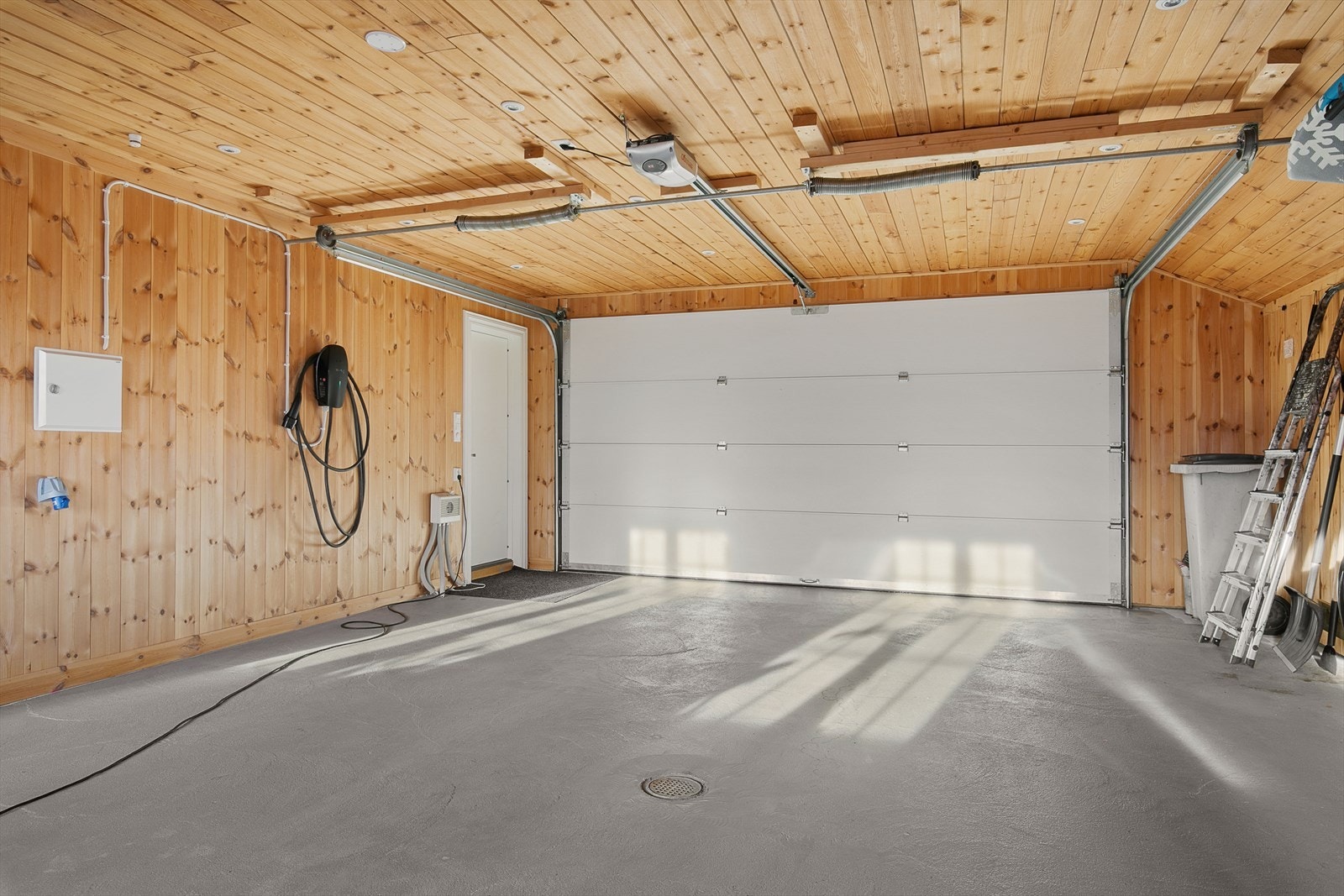 God plass til bil, sportsutstyr og lagring. Galleribilde