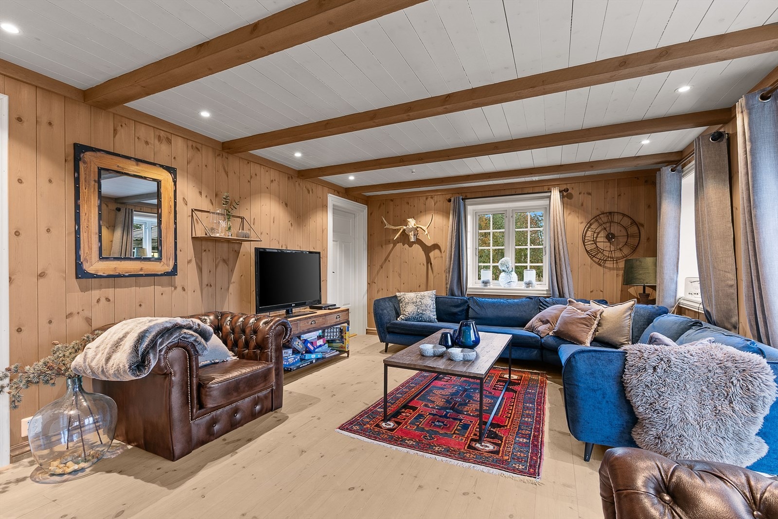 Begge stuer har downlights og god plass til både sofa- og spisegruppe. Galleribilde