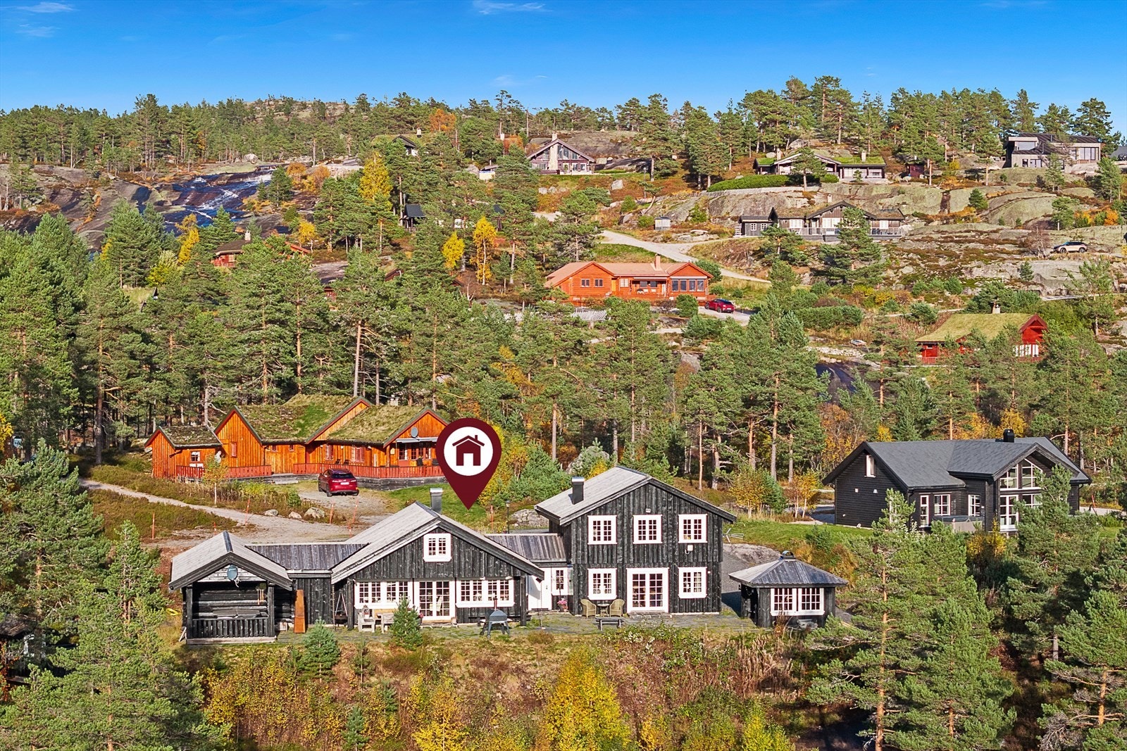 Eiendommen har en flott beliggenhet med vidstrakt utsikt og meget gode solforhold. Galleribilde