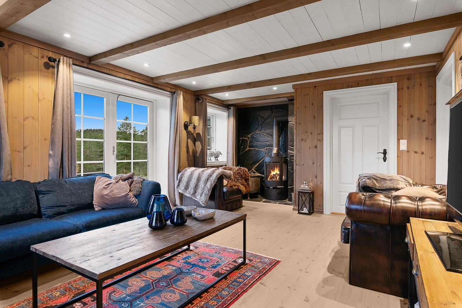 Hytta har to lyse og lune stuer - én i hver del av hytta. Galleribilde