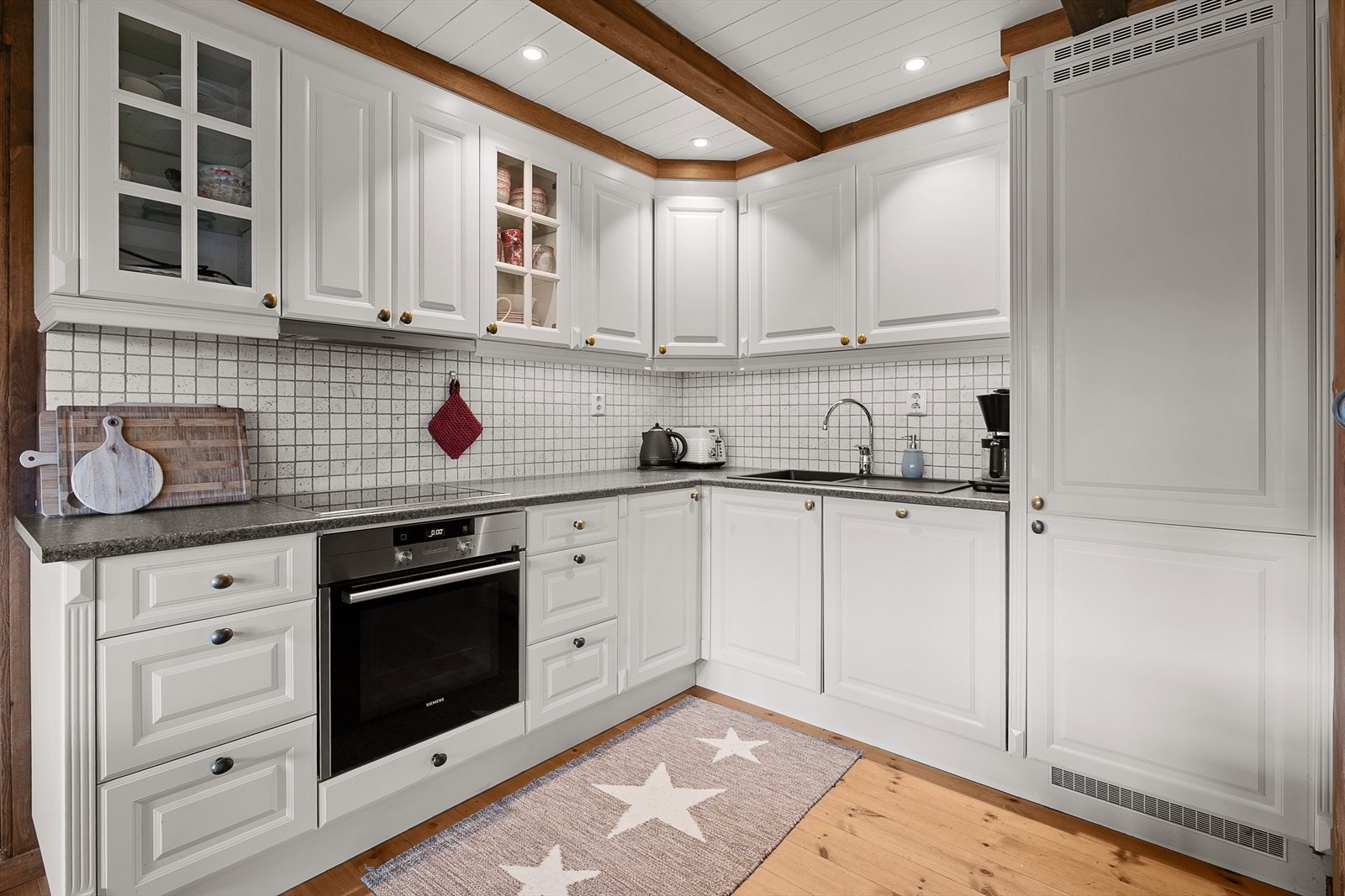 Kjøkkeninnredning i klassisk stil med profilerte fronter og god arbeidsplass. Ventilator med utlufting. Galleribilde