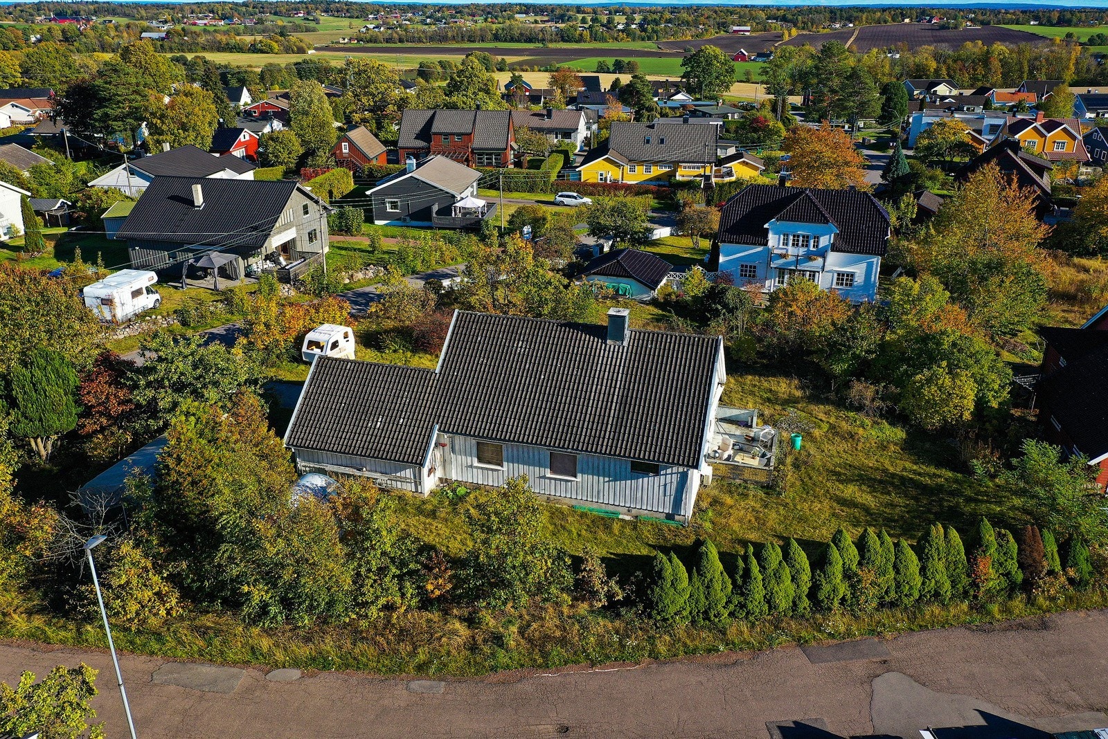 Eiendommen sett fra vest slik den fremstår i dag. Galleribilde