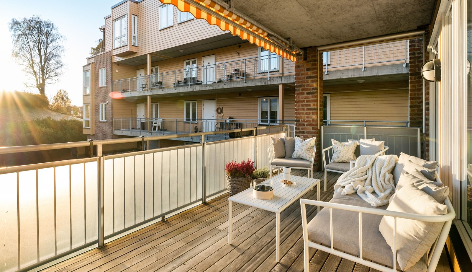 Her får du en gjennomgående stilfull og pen leilighet - beliggende i rolige omgivelser med turområder utenfor døren, samtidig som sentrum er få minutter unna. Galleribilde