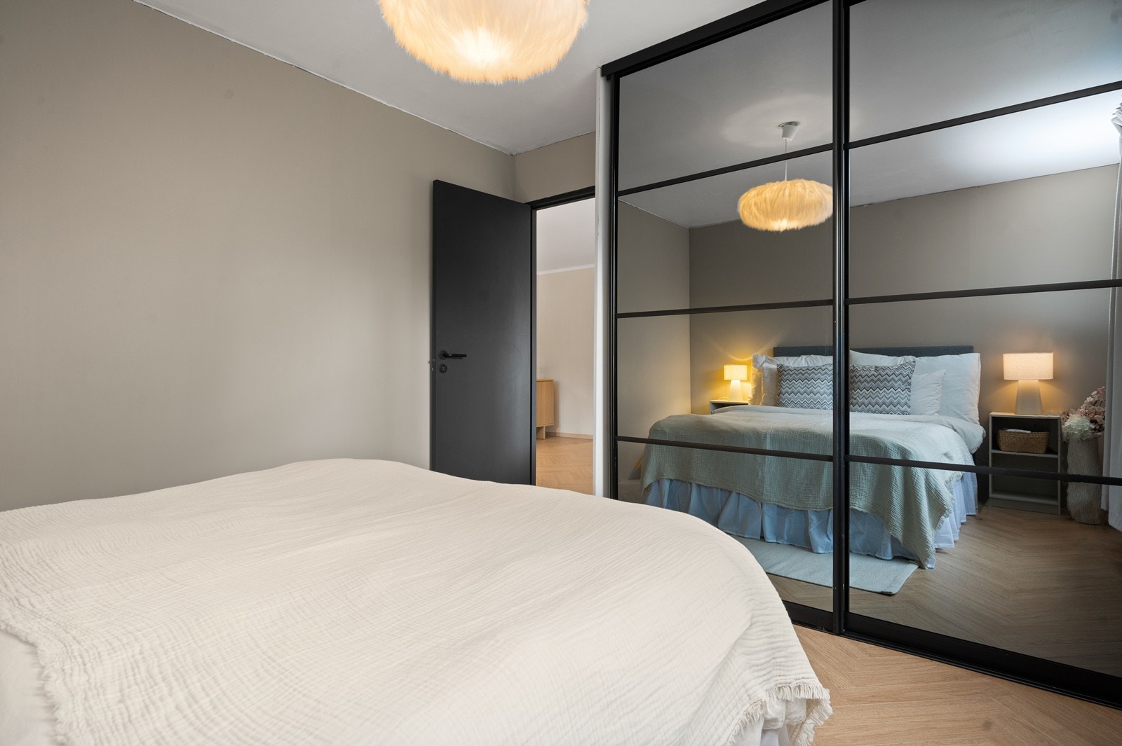 Rommet er utstyrt med en praktisk skyvedørsgarderobe. Galleribilde