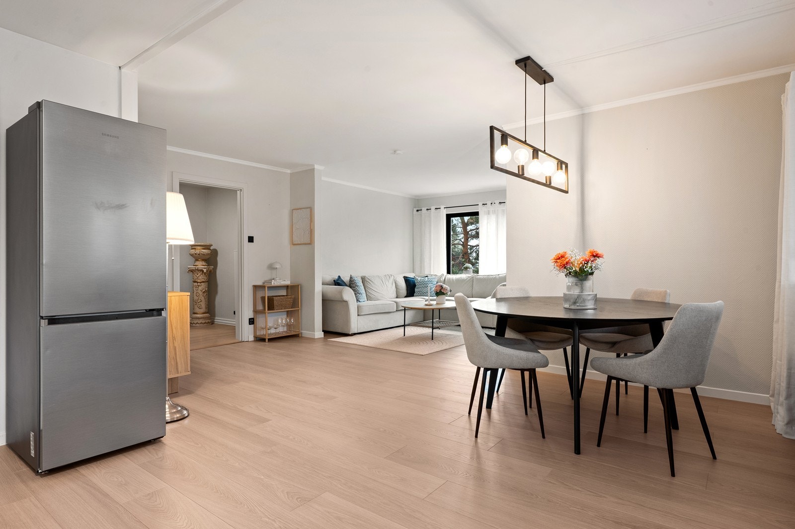 Spiseplassen er romslig og luftig, med god plass til et større spisebord. Galleribilde