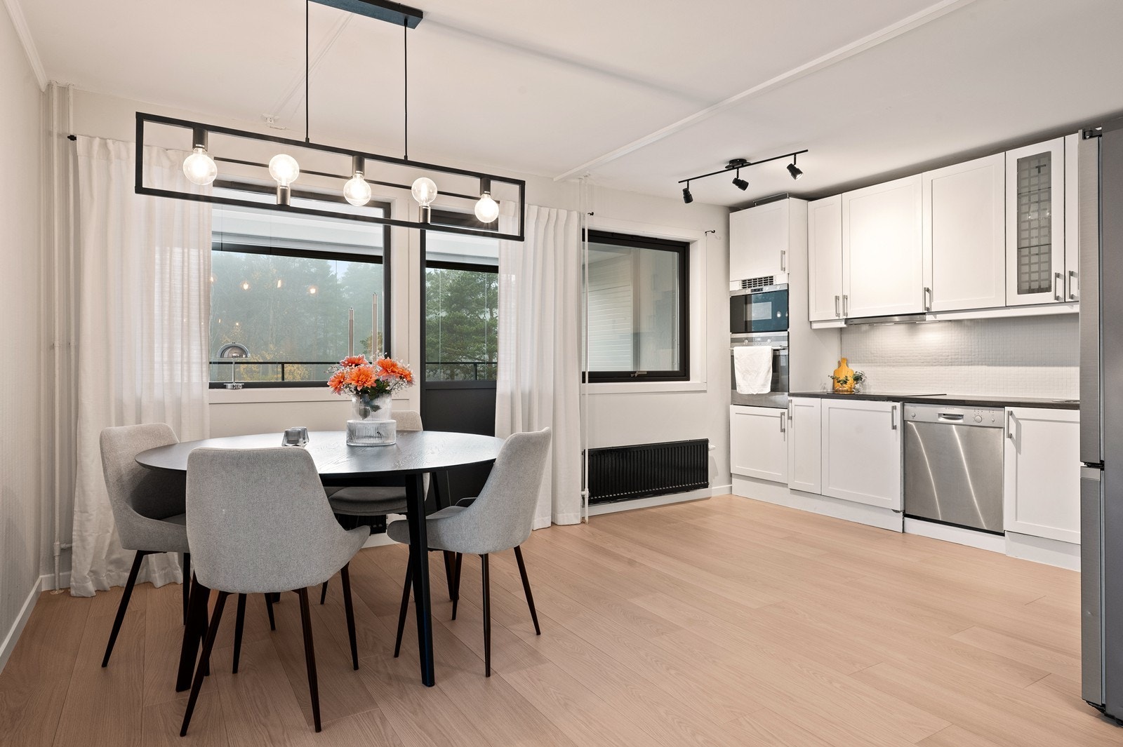 Fra kjøkkenet er det utgang til en koselig innglasset balkong. Galleribilde